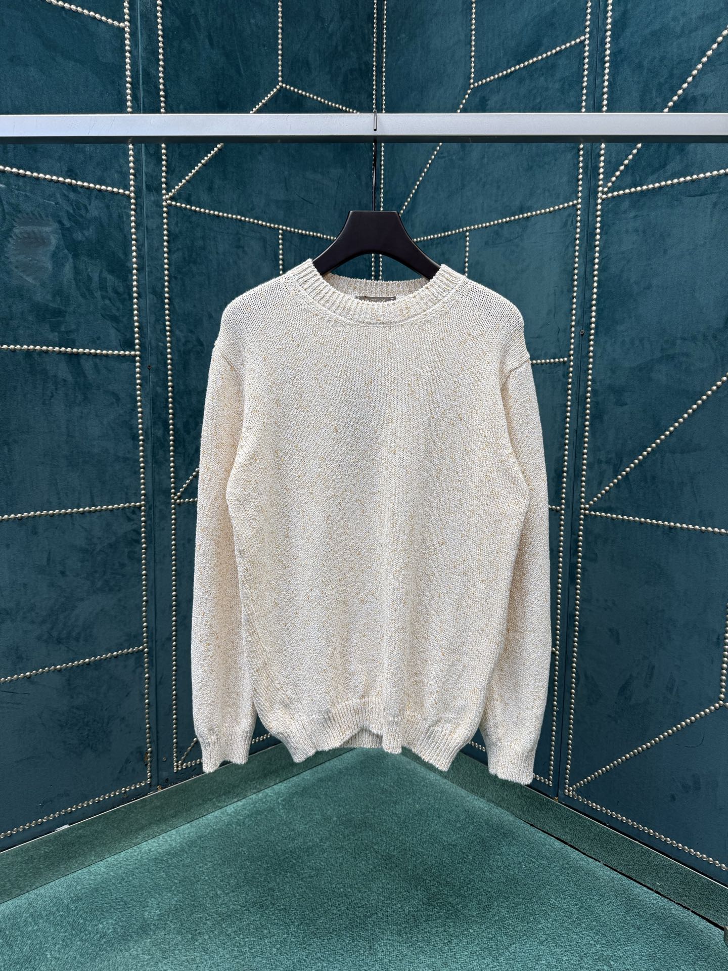 NO:527078,LSS New Meina Men's Round Neck Top This Meina sweater presents a versatile tone, exquisite and elegant, low-key and elegant, and exudes a dynamic charm. It is made of classic Papiro cotton yarn - textured cotton yarn - blended with three-color cotton knots, and weaves a mixed color pattern, reminiscent of the exquisite texture of tweed. This special fabric is low-key and elegant, showing the rustic aesthetic charm. S.M.L.,,loro piano, sweaters, alexander wang19860909lss新款Meina男士圆领上衣 这款Meina毛衣呈现百搭色调,精致典雅,低调优雅,散发动感魅力.采用经典的Papiro棉纱——带有纹理效果的棉质纱线——与三色棉结子混纺而成,共同织就混色图案,令人联想到粗花呢的精致质感.这种特殊面料低调优雅,尽显质朴美学魅力. 码数S.M.L.,,loro piana,sweaters,alexander wang,Men's clothing