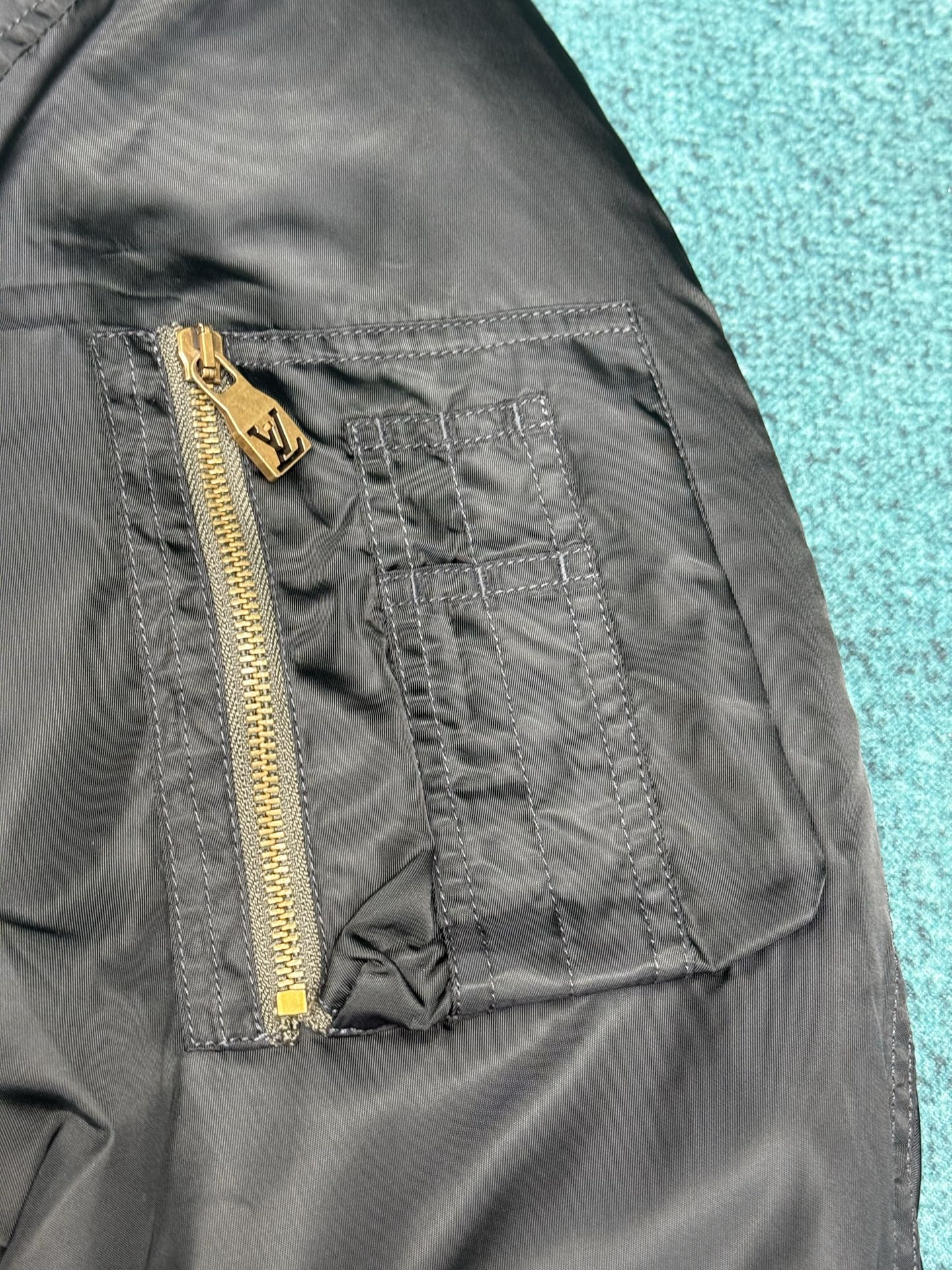 驴家 25ss新款短款飞行员夹克本款锦纶飞行员夹克以短款剪裁亮相 Pharrell Williams 和