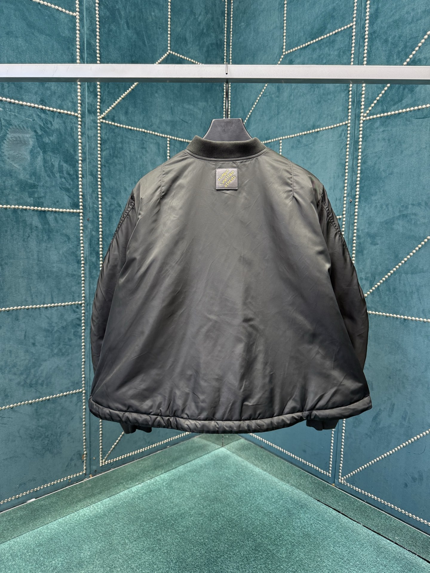 驴家 25ss新款短款飞行员夹克本款锦纶飞行员夹克以短款剪裁亮相 Pharrell Williams 和