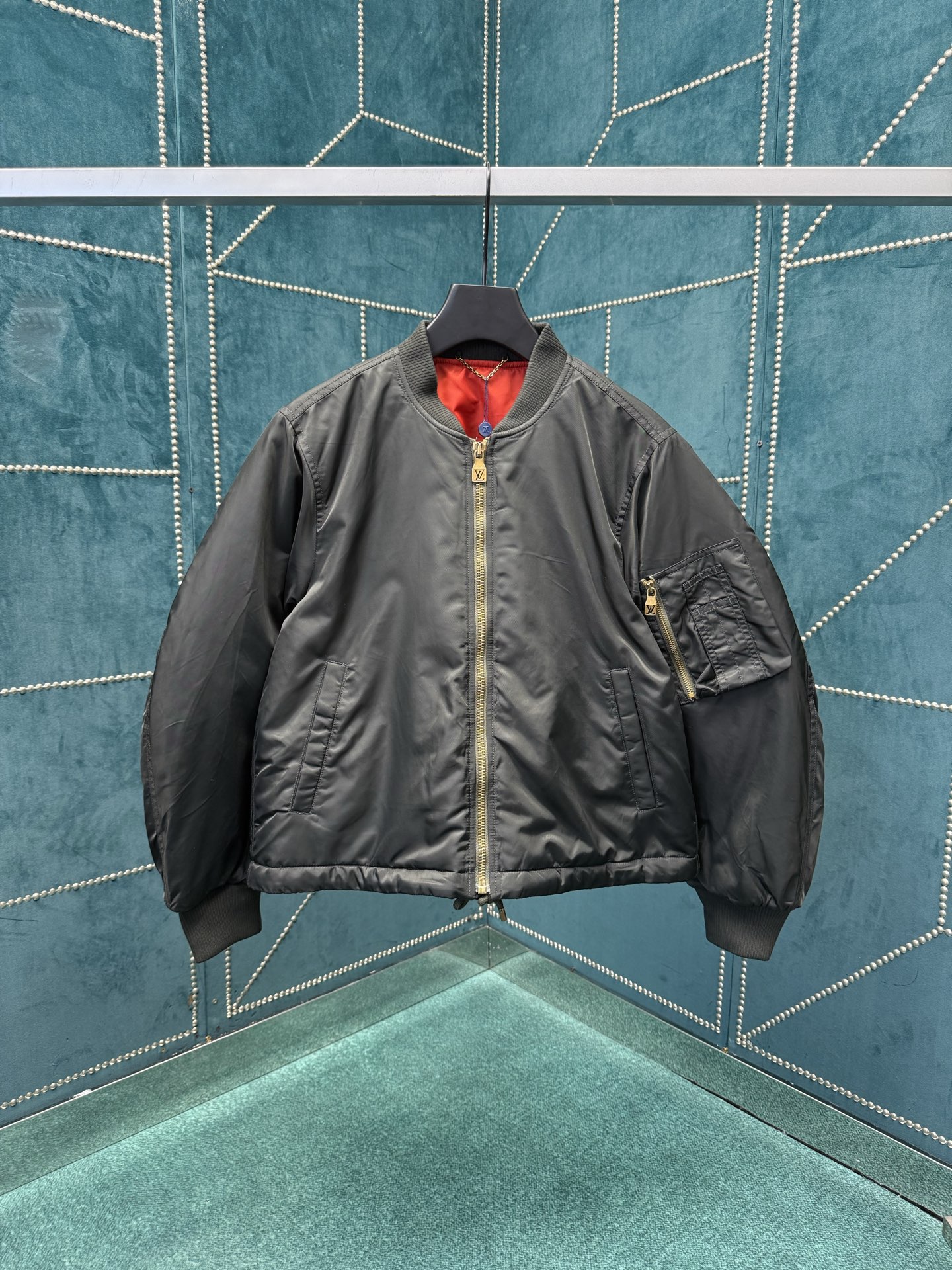 NO:527085,Donkey 25ss new short pilot jacket This nylon pilot jacket is unveiled in a short cut. The 2025 autumn and winter series created by Pharrell Williams and Nigo shows the inspiration of rural rock culture. The adjustable drawstring on the hem is easy to shape the A-shaped silhouette, the left sleeve is equipped with convenient zipper pockets, and the Marque L.Vuitton Déposée three-dimensional font leather patch illuminates the rear. The digits are 46.48.50.52.,,louis vuitton,louis vuitton,jackets & coats,alexander wang19860909驴家25ss新款短款飞行员夹克本款锦纶飞行员夹克以短款剪裁亮相 Pharrell Williams 和 Nigo 联袂打造的 2025 秋冬系列,展现乡村摇滚文化的灵感启发.下摆可调节抽绳便于塑造 A 字廓形,左袖配有便捷拉链口袋,Marque L.Vuitton Déposée 立体字样皮革贴饰点亮后部. 码数46.48.50.52.,,louis vuitton,louis vuitton,jackets & coats,alexander wang,Men's clothing