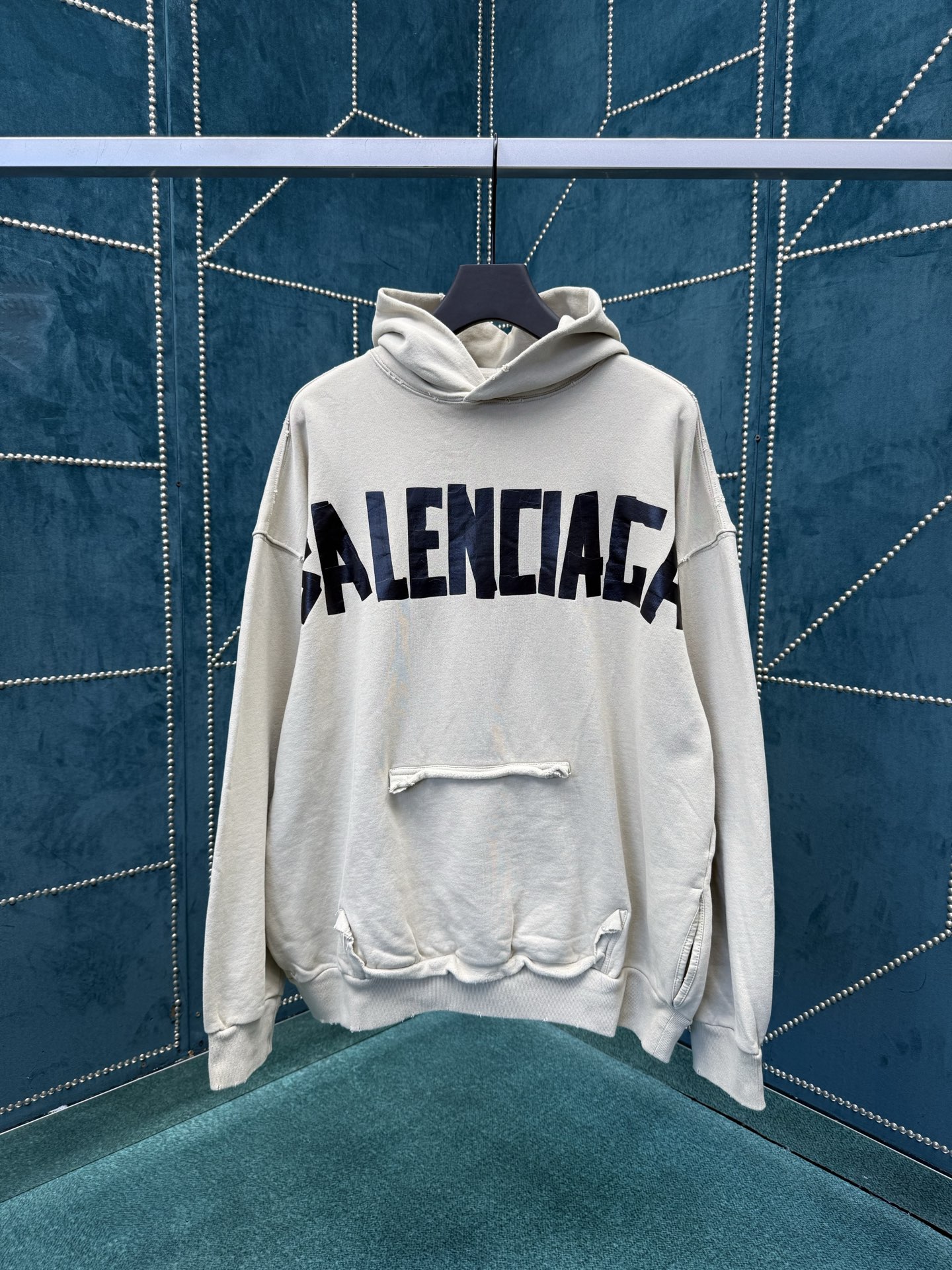 NO:527080,Paris 25ss new TAPE TYPE RIPPED POCKET HOODIE hooded sweatshirt with ripped pockets with tape type logo on the front and back Aged details Code number XS.S.M.L., hoodie, sweatshirts, hats, alexander wang19860909巴黎 25ss新款TAPE TYPE RIPPED POCKET HOODIE连帽卫衣 设有破洞口袋正面和背面饰以tape type标识 做旧细节 码数XS.S.M.L.,,hoodie,sweatshirts,hats,alexander wang,Men's clothing