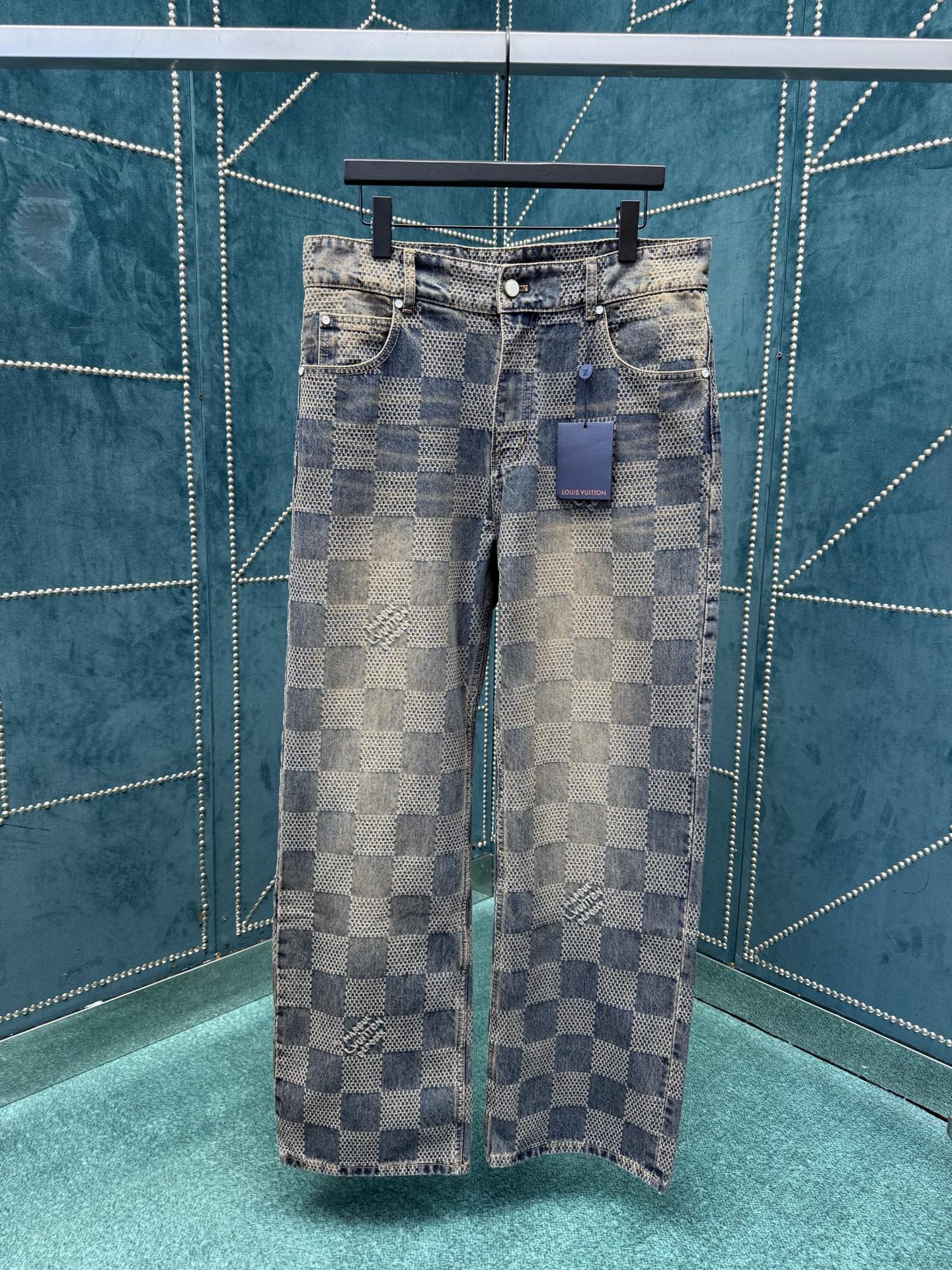 NO:527090,Donkey 25ss new retro straight jeans are cut casually, which contrasts sharply with the decorative details inspired by high-order clothing. Jeans are sewn in denim, full of checkerboard patterns. Number of 28.30.32.34.36.,,louis vuitton,louis vuitton,jeans,alexander wang19860909驴家25ss新款复古直筒牛仔裤 采用休闲廓形剪裁,与灵感源自高订服饰的装饰细节形成鲜明对比. 牛仔裤以牛仔布缝制,满缀的棋盘格图案 码数28.30.32.34.36.,,louis vuitton,louis vuitton,jeans,alexander wang,Men's clothing
