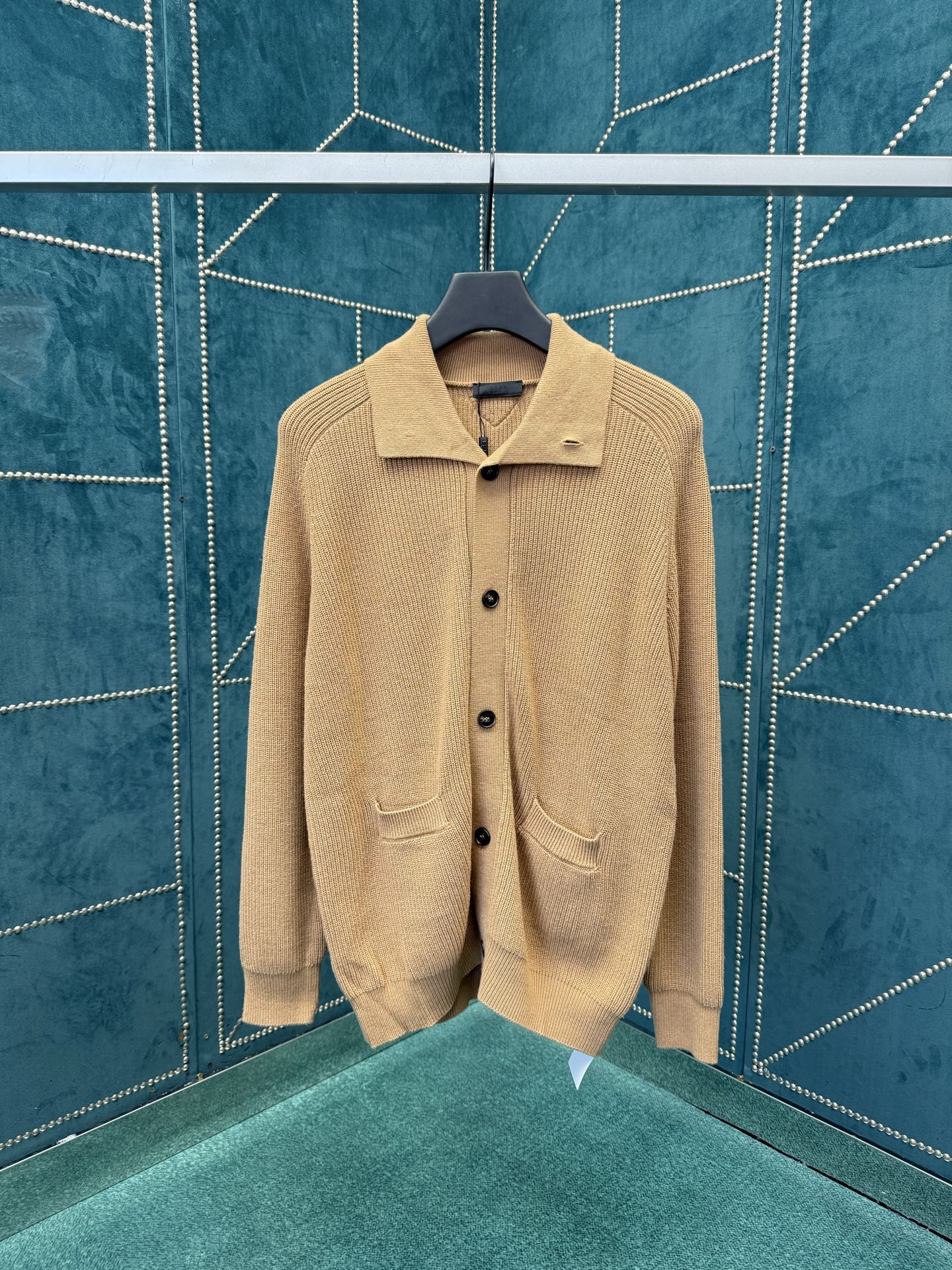 NO:527074,Prada new men's camel fleece cardigan with vertical stripes knitted cuffs and hem, and button closures on the front. High-version S.M.L., prada, alexander wang19860909普拉达新款男士驼绒开衫 竖条纹的针织袖口与下摆,以及正面饰有钮扣开合 高版本 码数S.M.L.,,prada,alexander wang,Men's clothing