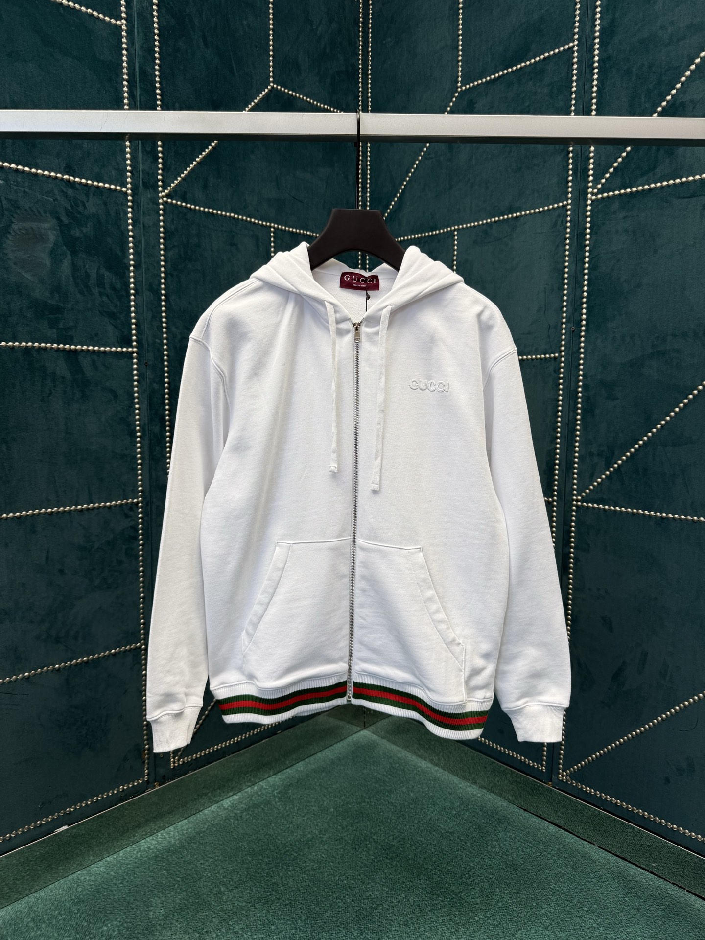 NO:527092,G Home 25ss New Decorative Webbing Knitted Cotton Sweater This oversized sporty sweatshirt is made of knitted cotton fabric, embellished with Gucci logo patches and red and green webbing piping. S.M.L.XL., gucci, gucci, hoodie, sweatshirts, alexander wang19860909G家 25ss新款饰织带针织棉卫衣 这款超大造型卫衣以针织棉面料匠心打造,缀饰Gucci标识贴饰和红绿织带滚边. 码数S.M.L.XL.,,gucci,gucci,hoodie,sweatshirts,alexander wang,Men's clothing