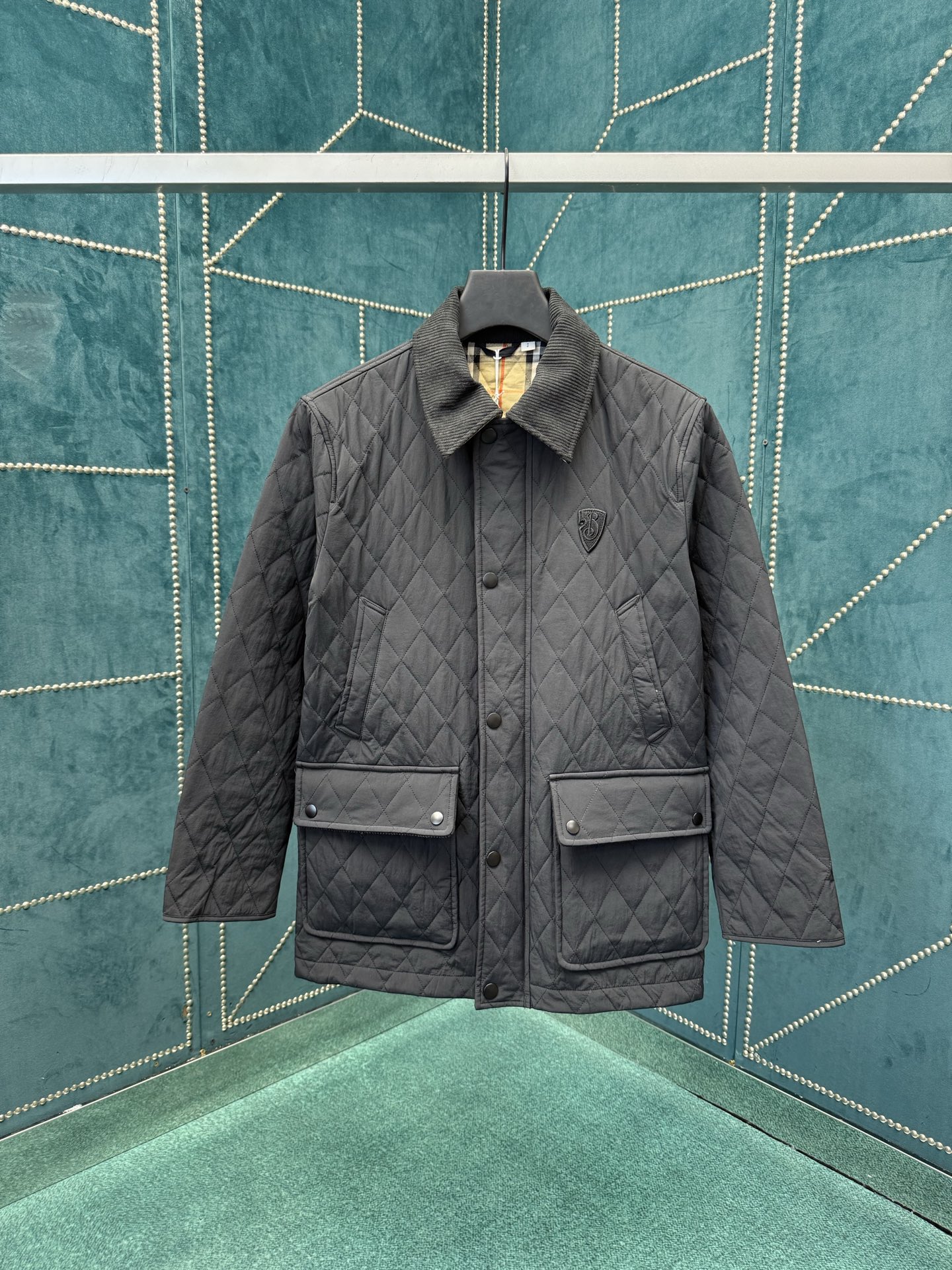 NO:527089,Burberry 25ss new quilted jacket with classic logo embroidery on the chest. High-version S.M.L.XL., burberry, jackets & coats, alexander wang19860909巴宝莉25ss新款绗缝夹克 胸口饰有经典logo刺绣 高版本 码数S.M.L.XL.,,burberry,jackets & coats,alexander wang,Men's clothing