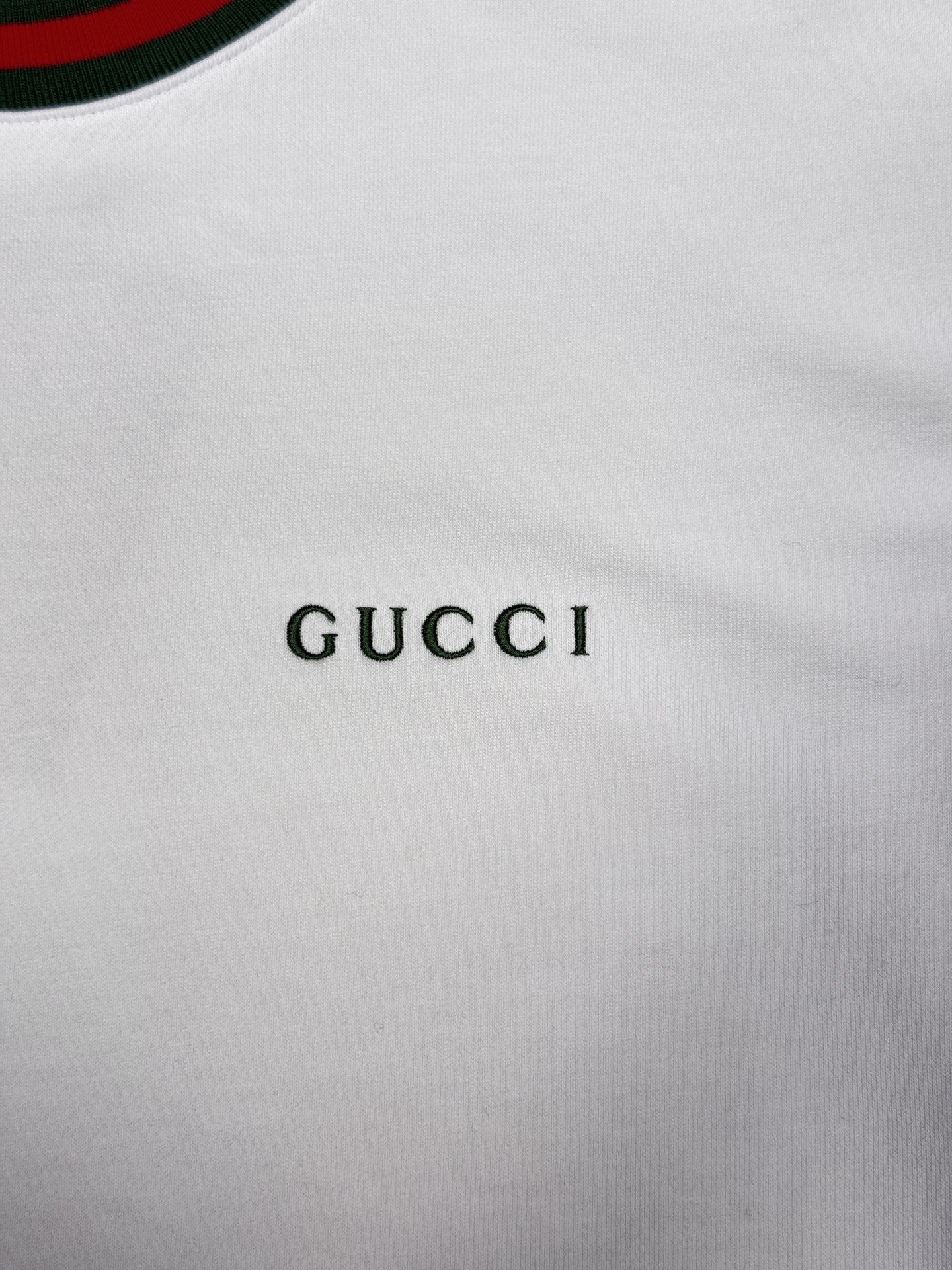 G家 25ss新款饰织带珠地棉卫衣这款白色双面珠地棉卫衣匠心融蕴条纹织带滚边和Gucci刺绣。码数：S.