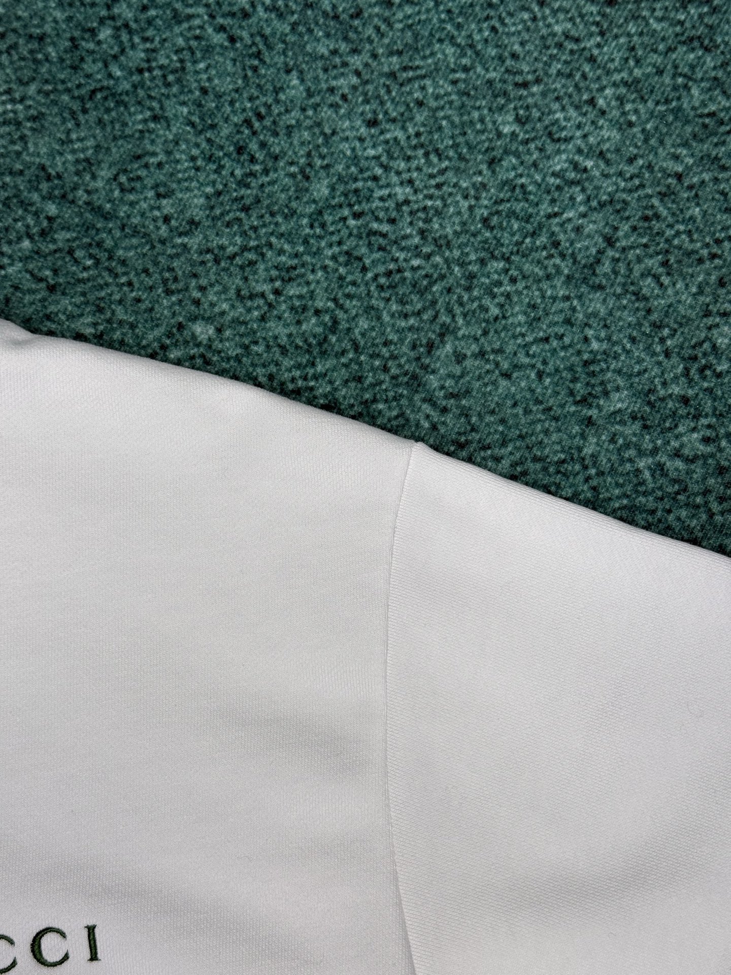 G家 25ss新款饰织带珠地棉卫衣这款白色双面珠地棉卫衣匠心融蕴条纹织带滚边和Gucci刺绣。码数：S.