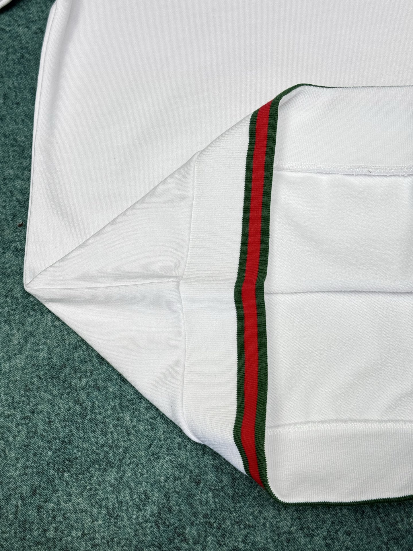 G家 25ss新款饰织带珠地棉卫衣这款白色双面珠地棉卫衣匠心融蕴条纹织带滚边和Gucci刺绣。码数：S.