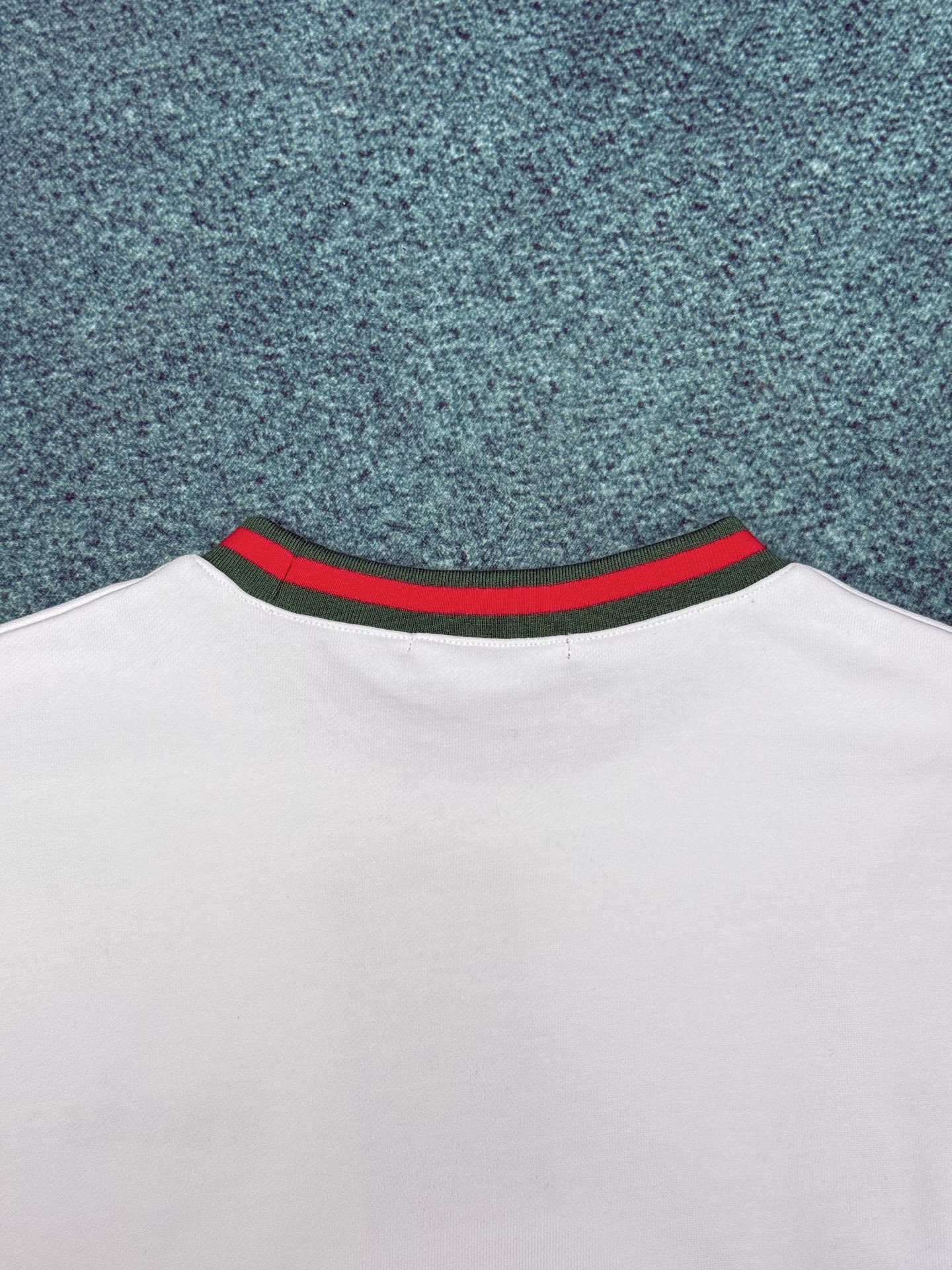 G家 25ss新款饰织带珠地棉卫衣这款白色双面珠地棉卫衣匠心融蕴条纹织带滚边和Gucci刺绣。码数：S.