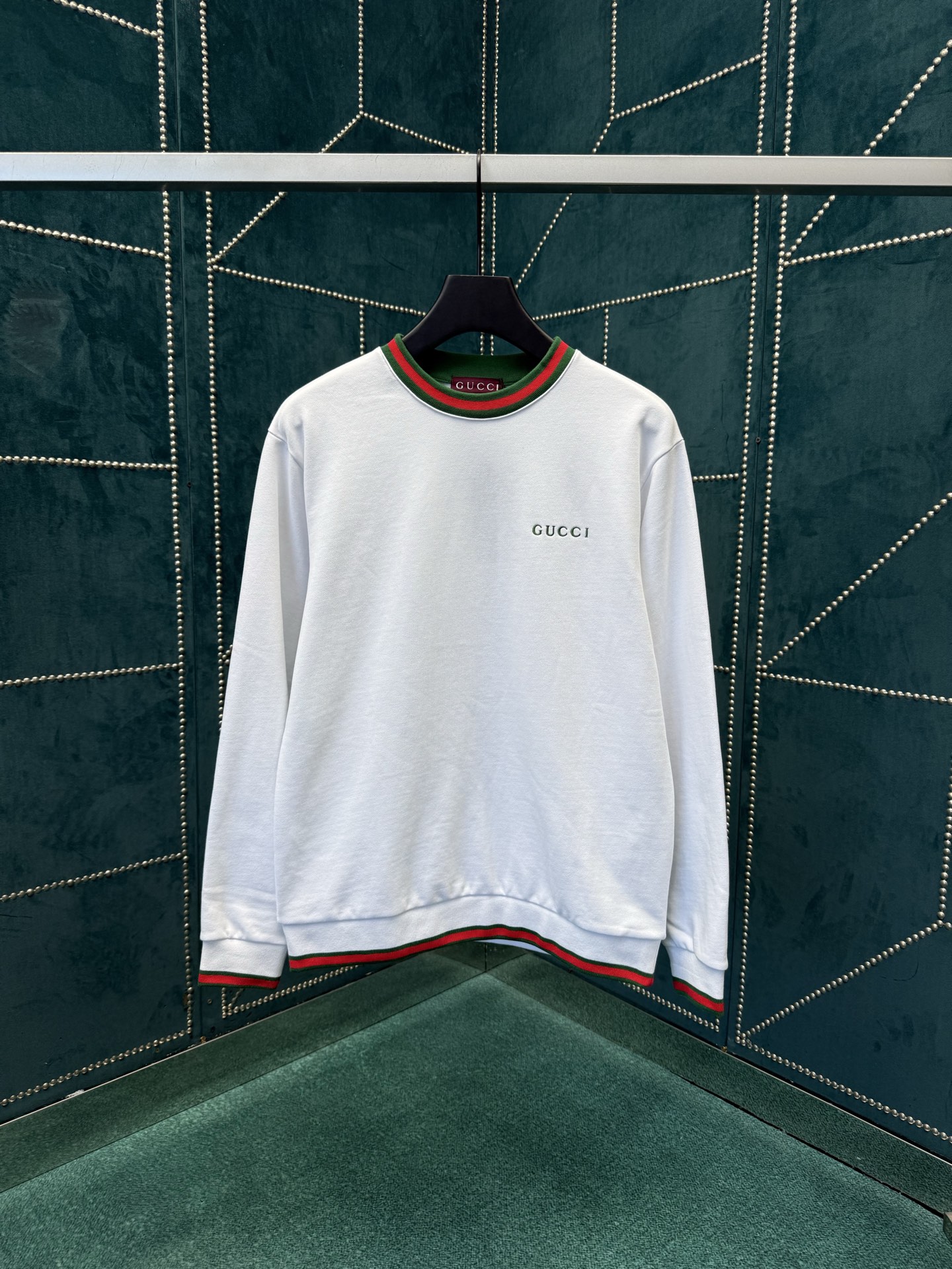 NO:527077,G Home 25ss new style decorative webbing beaded cotton sweater This white double-sided beaded cotton sweater is ingeniously integrated with striped webbing piping and Gucci embroidery. S.M.L.XL., gucci, gucci, hoodie, sweatshirts, alexander wang19860909G家25ss新款饰织带珠地棉卫衣这款白色双面珠地棉卫衣匠心融蕴条纹织带滚边和Gucci刺绣. 码数S.M.L.XL.,,gucci,gucci,hoodie,sweatshirts,alexander wang,Men's clothing