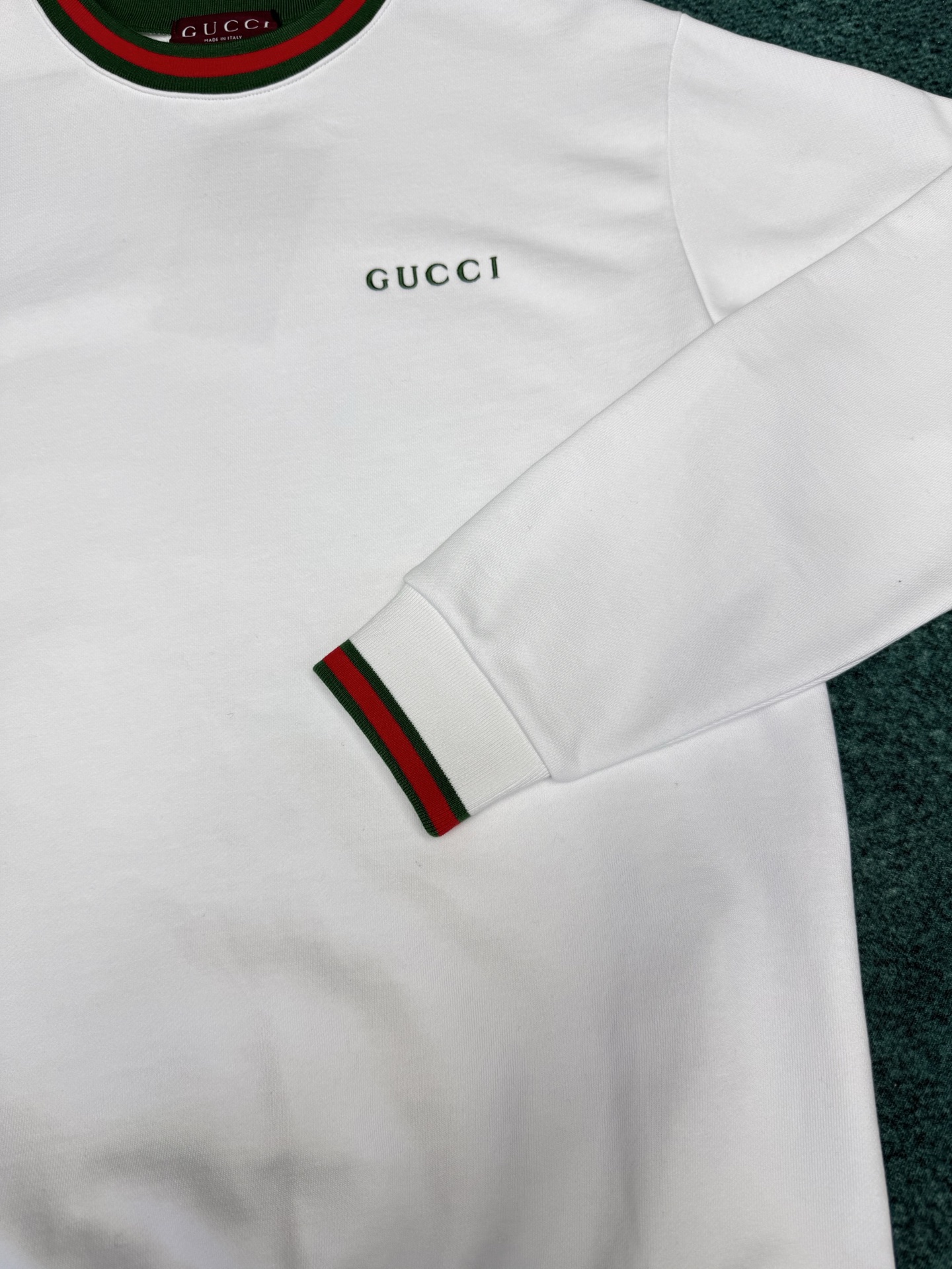 G家 25ss新款饰织带珠地棉卫衣这款白色双面珠地棉卫衣匠心融蕴条纹织带滚边和Gucci刺绣。码数：S.