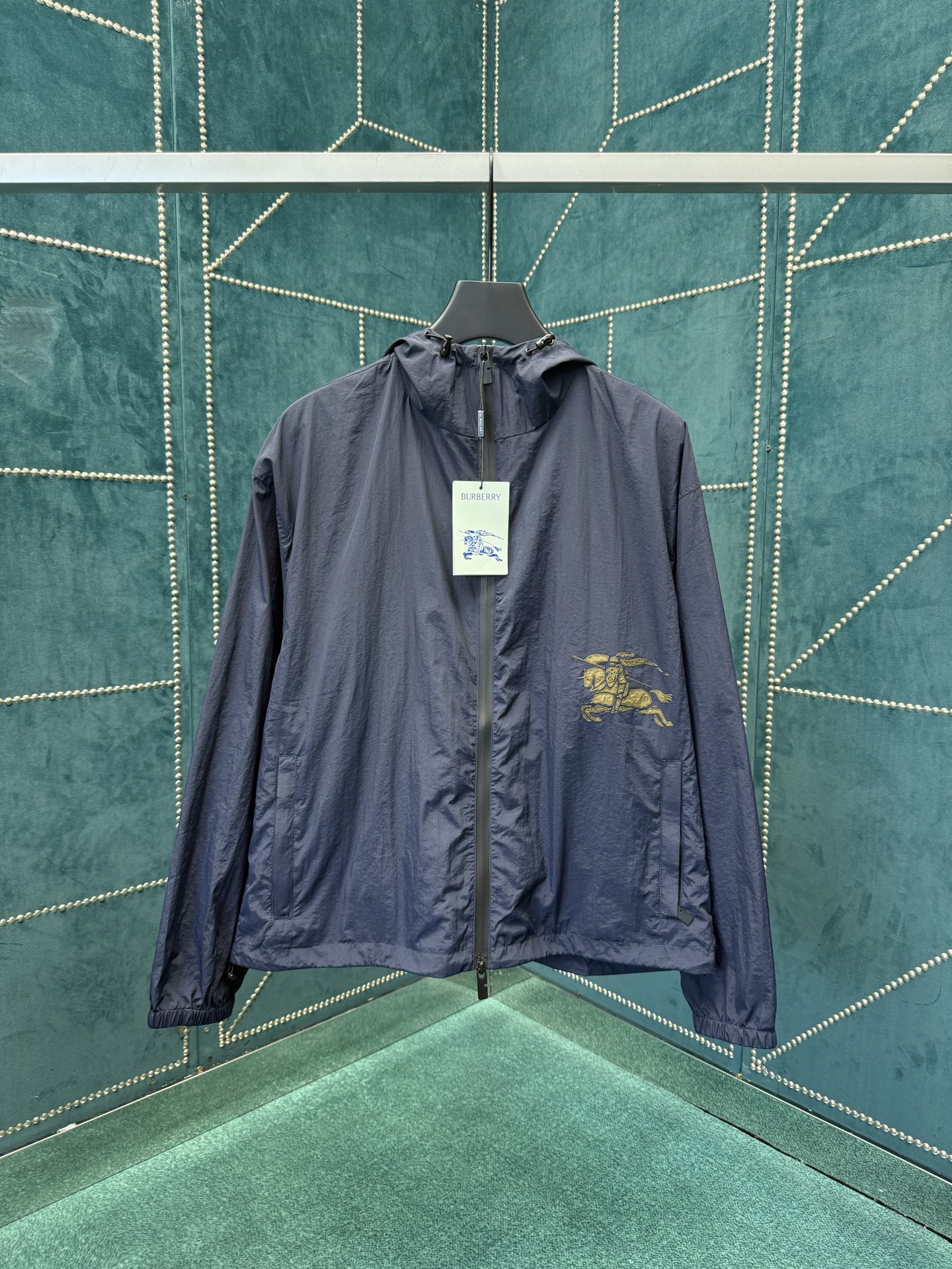 NO:527086,Burberry 25ss Equestrian Labeled Hard-shell Hooded Jacket High-version S.M.L.XL., burberry, jackets & coats, hats, alexander wang19860909巴宝莉25ss马术贴标硬壳连帽外套 高版本 码数S.M.L.XL.,,burberry,jackets & coats,hats,alexander wang,Men's clothing