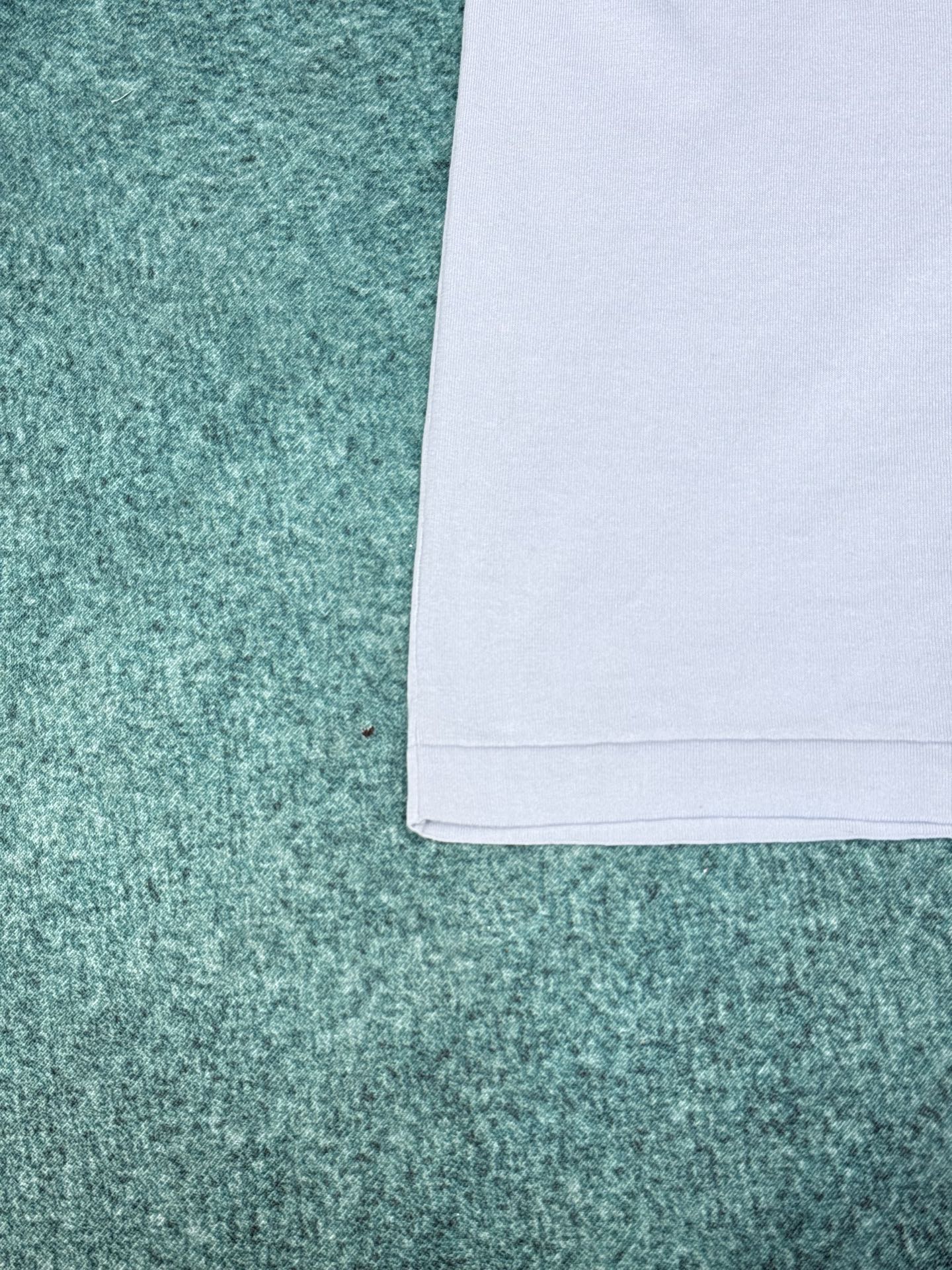 驴家 25ss新款棉质短袖圆领衫本款短袖圆领衫取材棉质针织，以工致提花描绘 Marque L.Vuitt