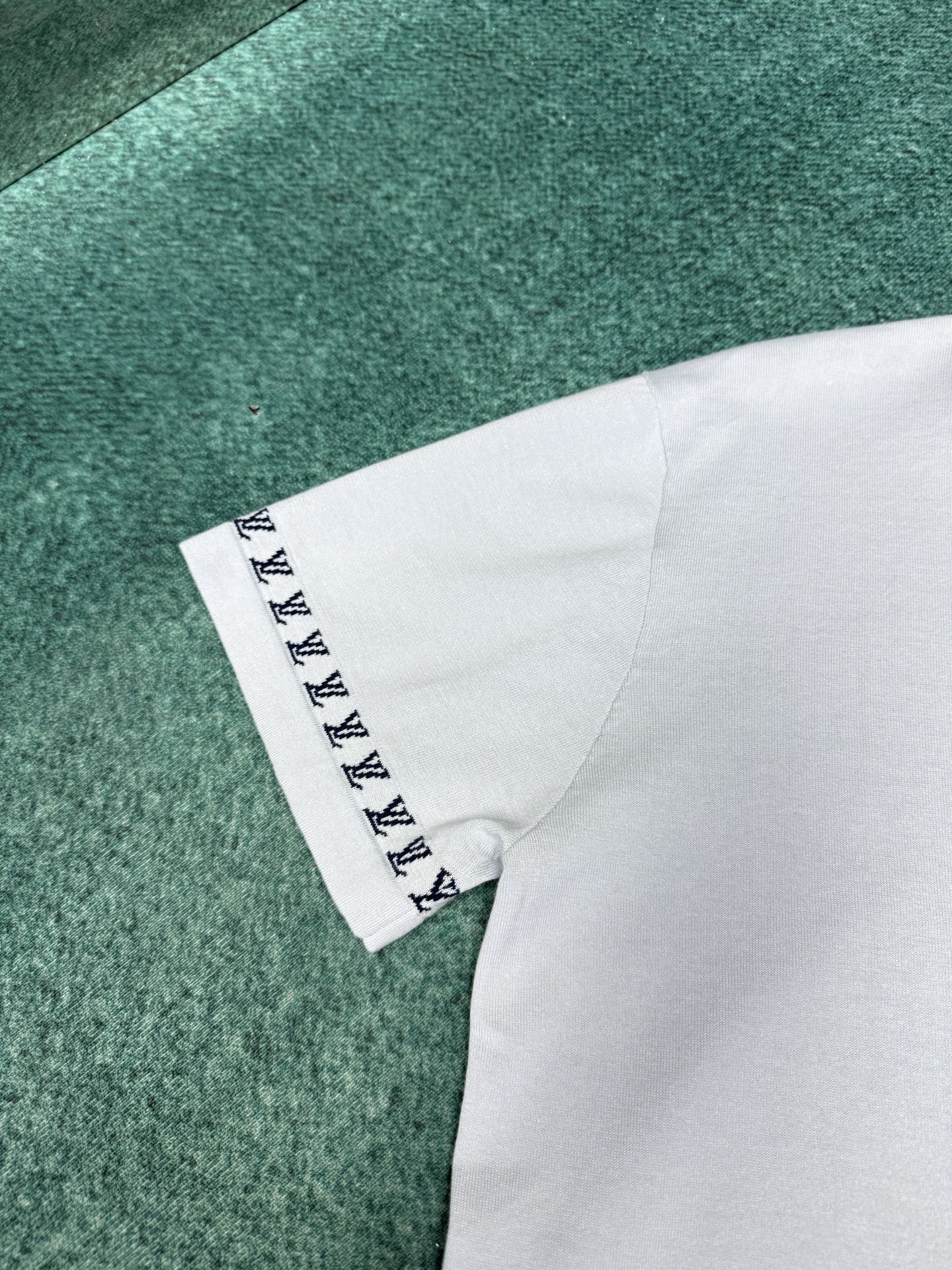 驴家 25ss新款棉质短袖圆领衫本款短袖圆领衫取材棉质针织，以工致提花描绘 Marque L.Vuitt