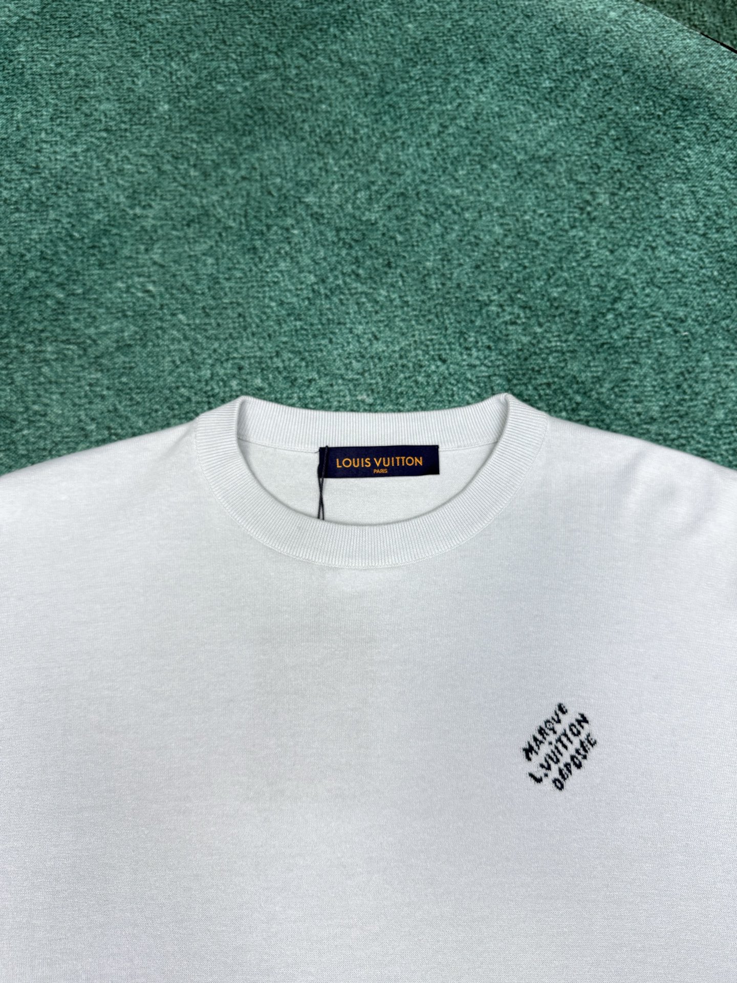 驴家 25ss新款棉质短袖圆领衫本款短袖圆领衫取材棉质针织，以工致提花描绘 Marque L.Vuitt
