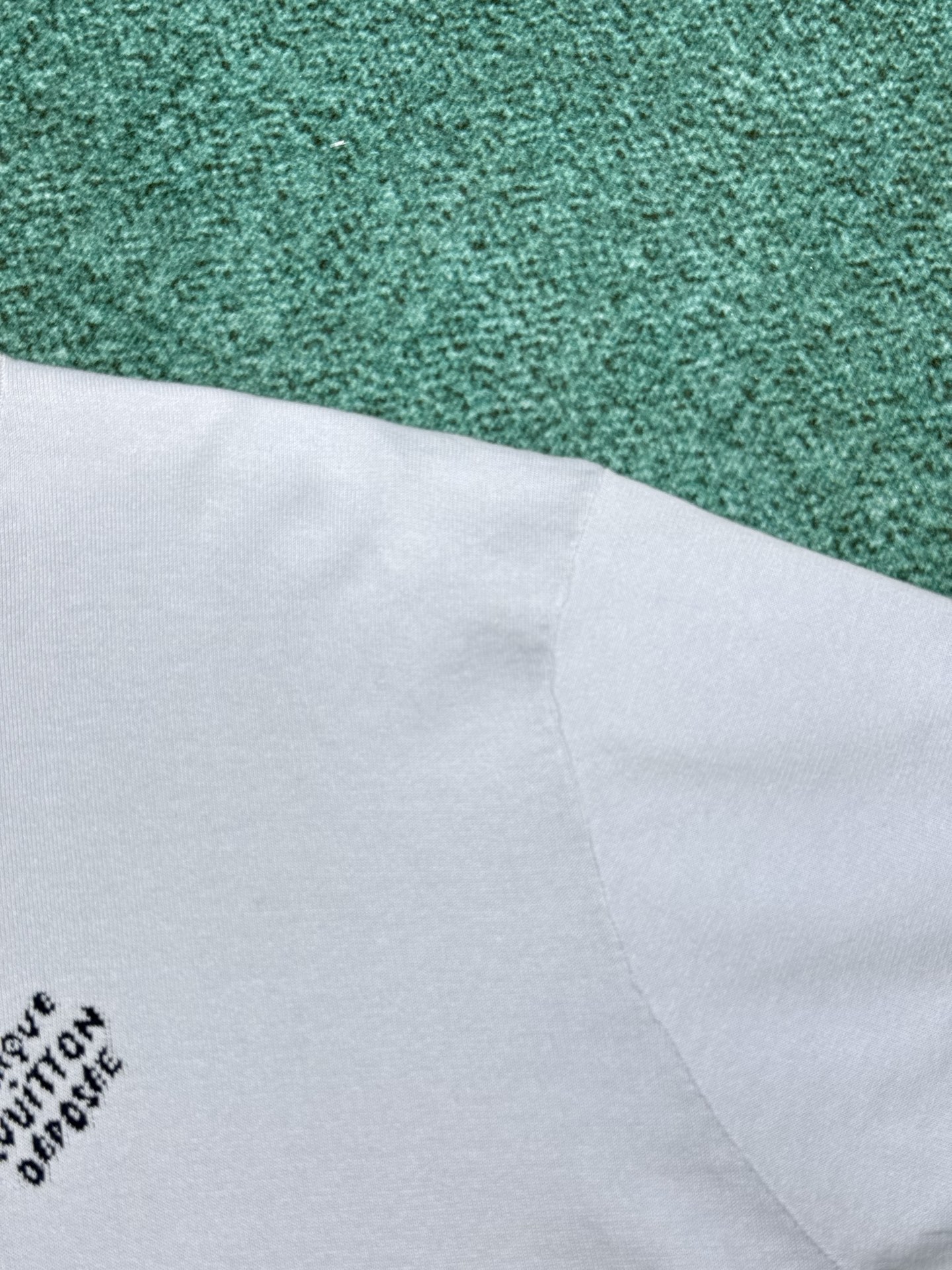 驴家 25ss新款棉质短袖圆领衫本款短袖圆领衫取材棉质针织，以工致提花描绘 Marque L.Vuitt