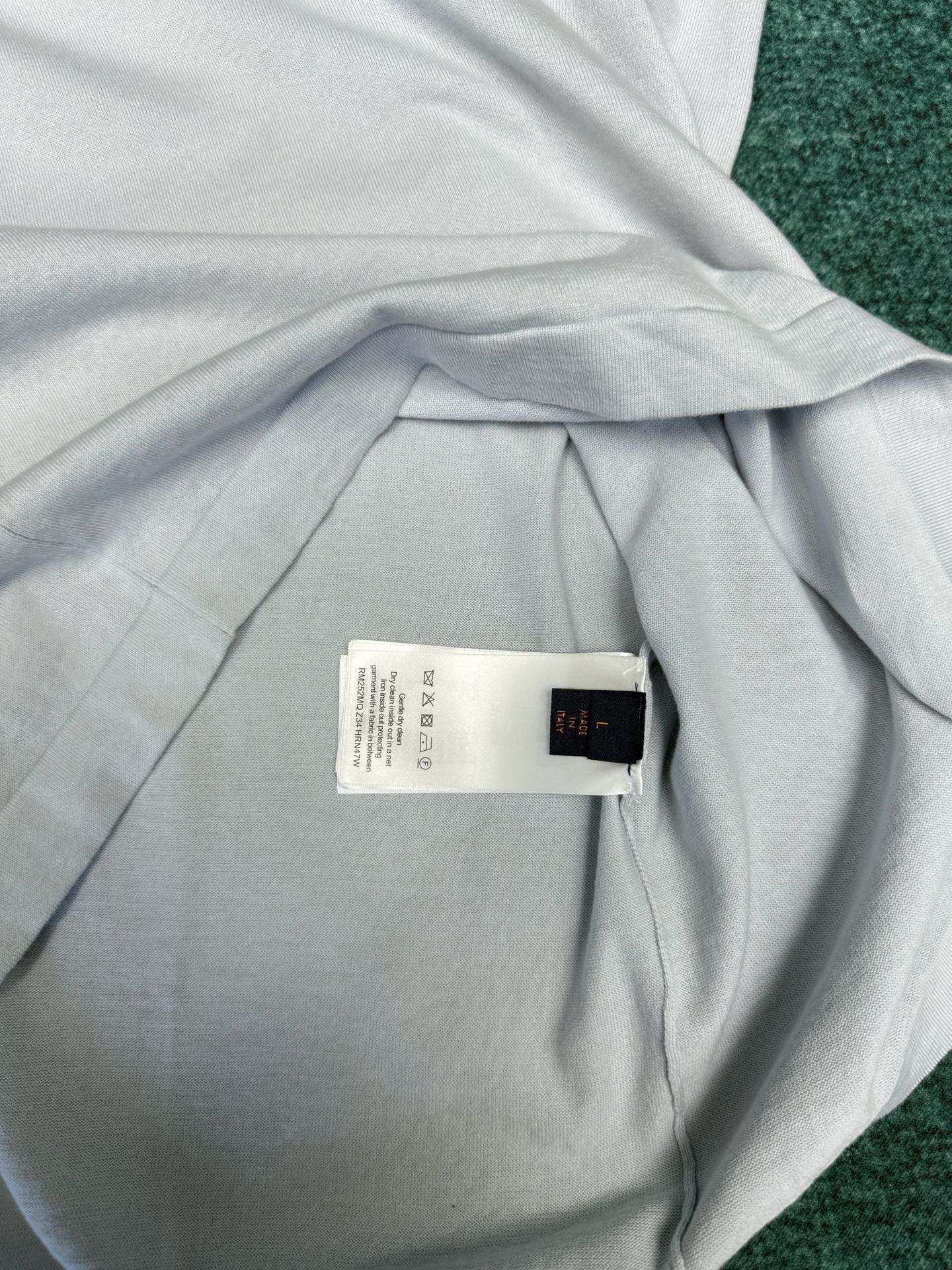 驴家 25ss新款棉质短袖圆领衫本款短袖圆领衫取材棉质针织，以工致提花描绘 Marque L.Vuitt