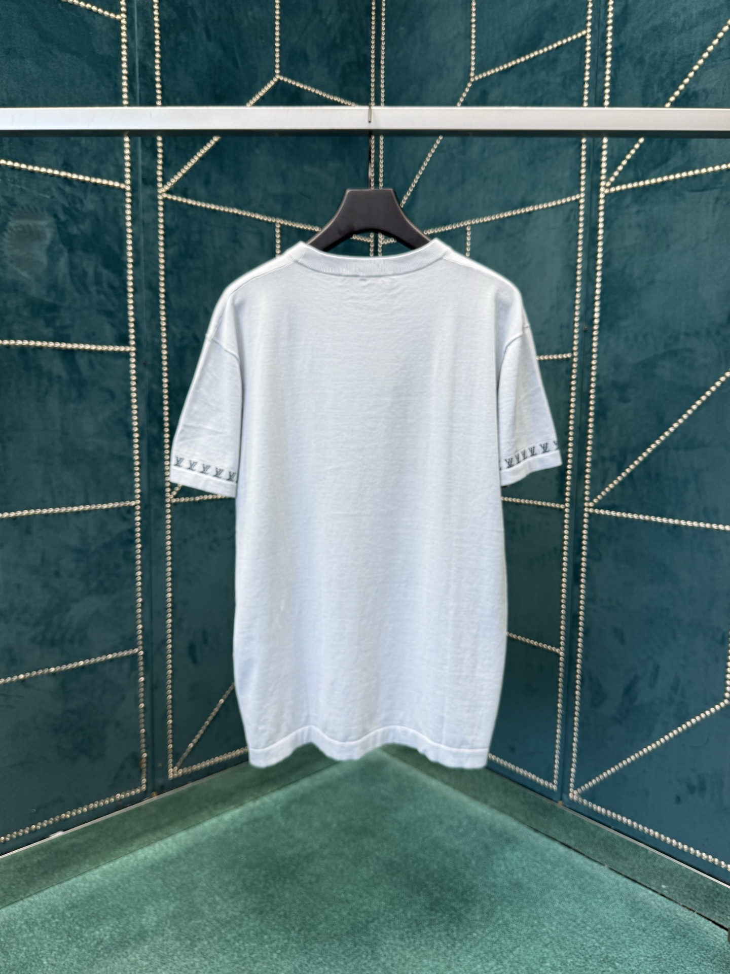 驴家 25ss新款棉质短袖圆领衫本款短袖圆领衫取材棉质针织，以工致提花描绘 Marque L.Vuitt