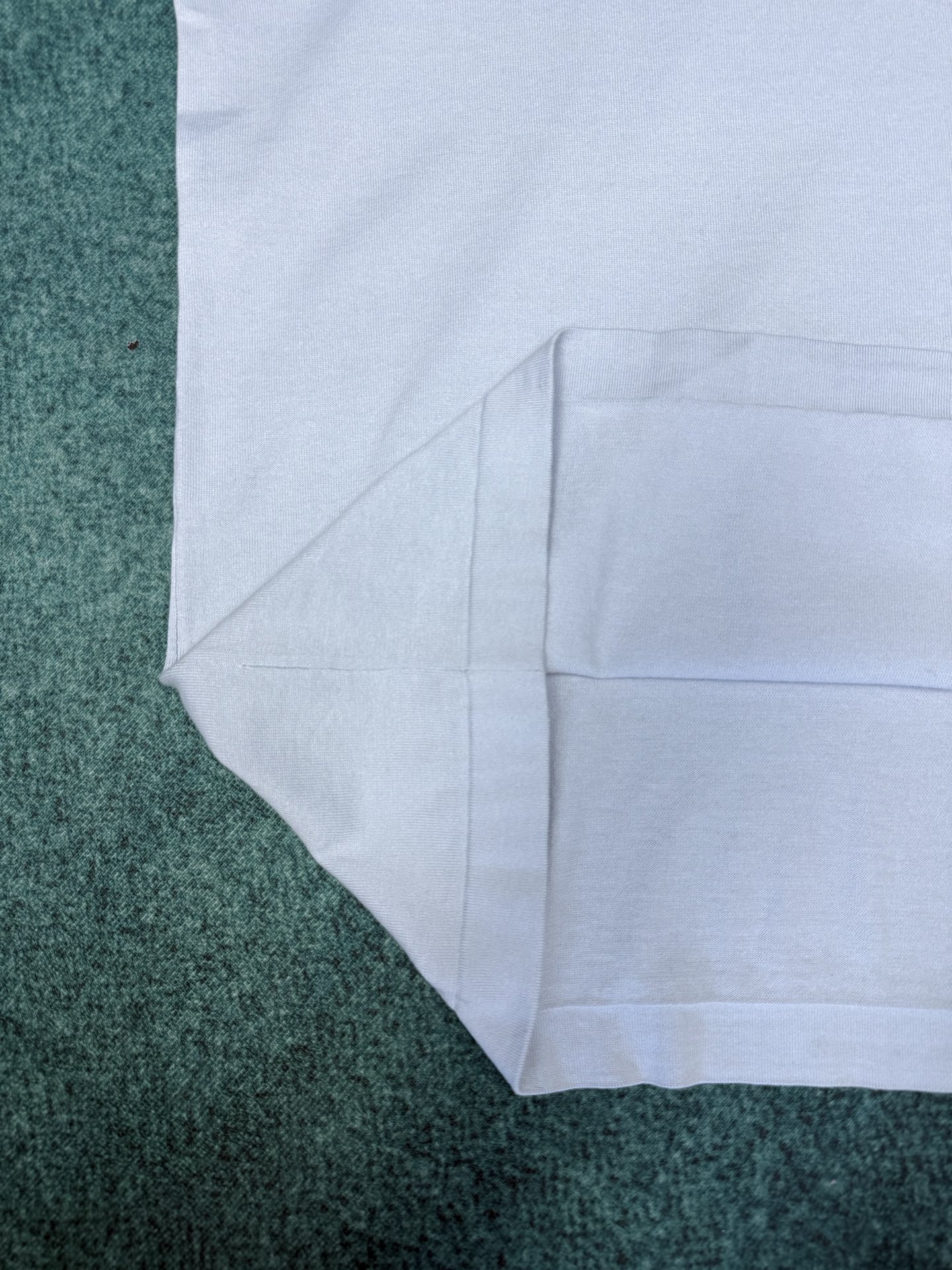 驴家 25ss新款棉质短袖圆领衫本款短袖圆领衫取材棉质针织，以工致提花描绘 Marque L.Vuitt