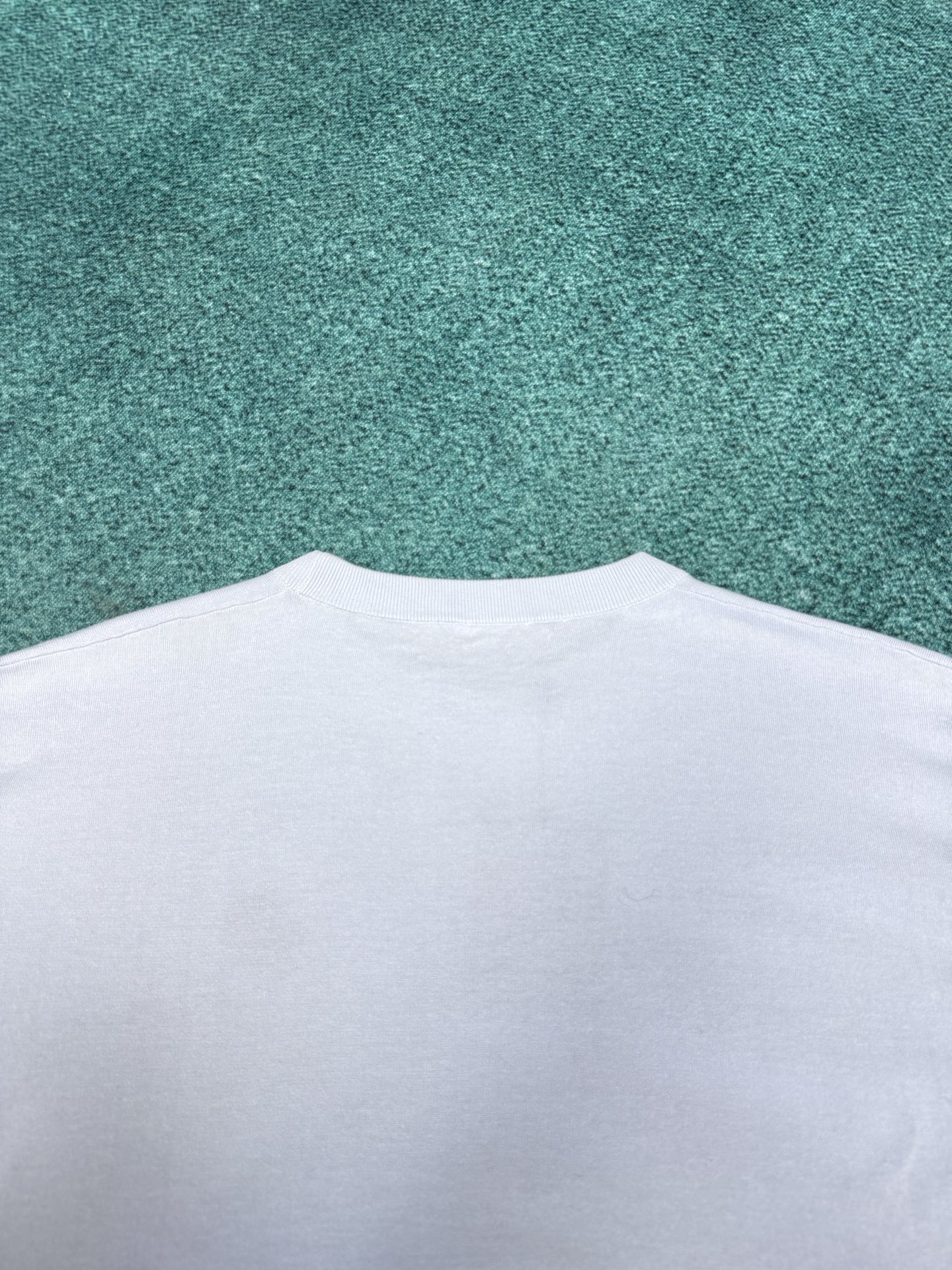 驴家 25ss新款棉质短袖圆领衫本款短袖圆领衫取材棉质针织，以工致提花描绘 Marque L.Vuitt