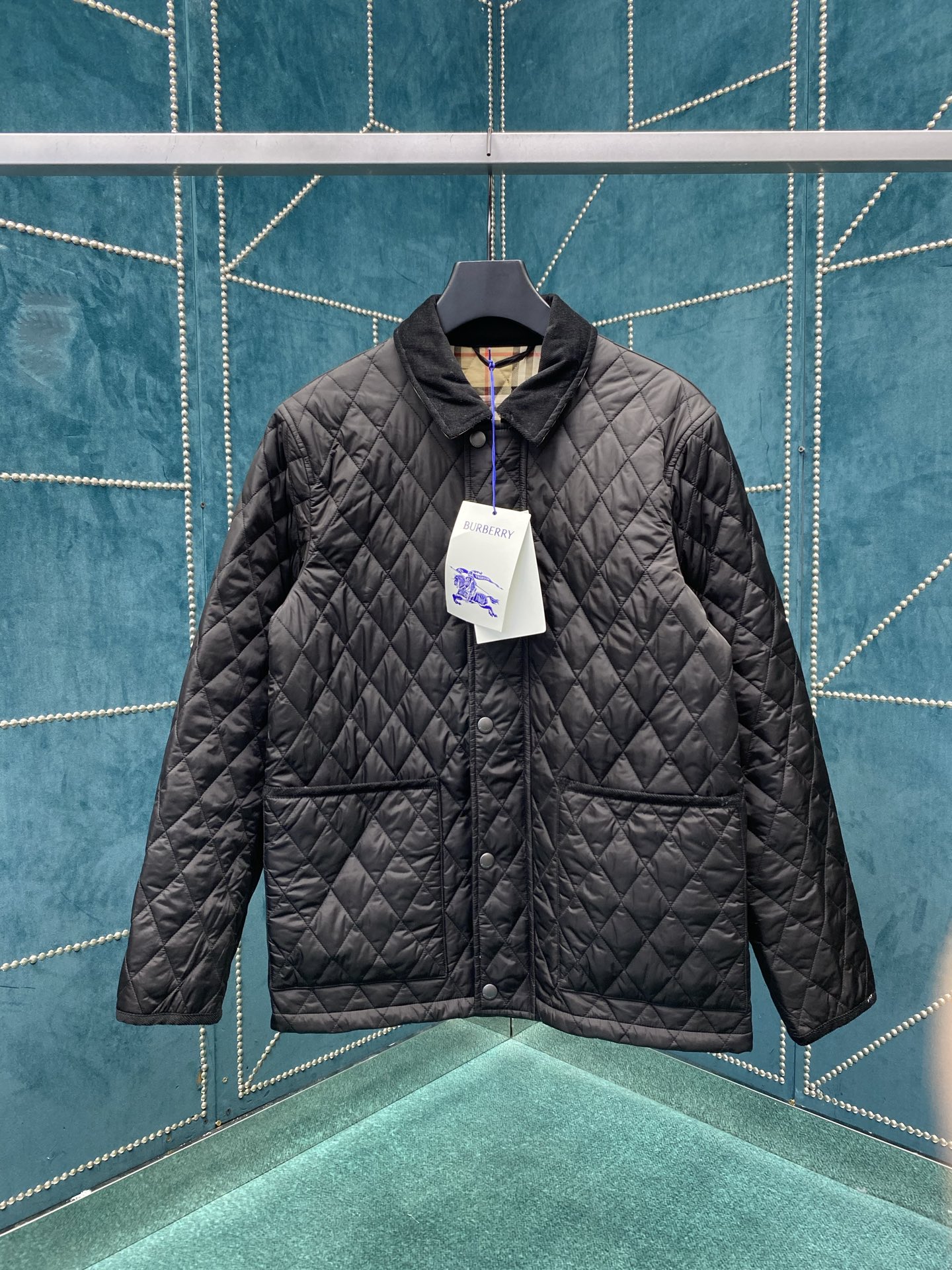 NO:527082,Burberry 25ss new quilted nylon barn jacket quilted barn jacket, made of lightweight protective nylon fabric. It is paired with Burberry checked cotton twill lining, interpreted in the brand's signature sand color. It presents a regular style, incorporates corduroy collar and decoration. Size S.M.L.XL.,,burberry,burberry, jackets & coats,alexander wang19860909巴宝莉25ss新款绗缝尼龙谷仓夹克绗缝谷仓夹克,选用轻盈的防护性尼龙面料打造.搭配 Burberry 格纹棉质斜纹内衬,以品牌标志性沙色演绎.呈现常规版型,融入灯芯绒衣领和装饰. 码数S.M.L.XL.,,burberry,burberry,jackets & coats,alexander wang,Men's clothing