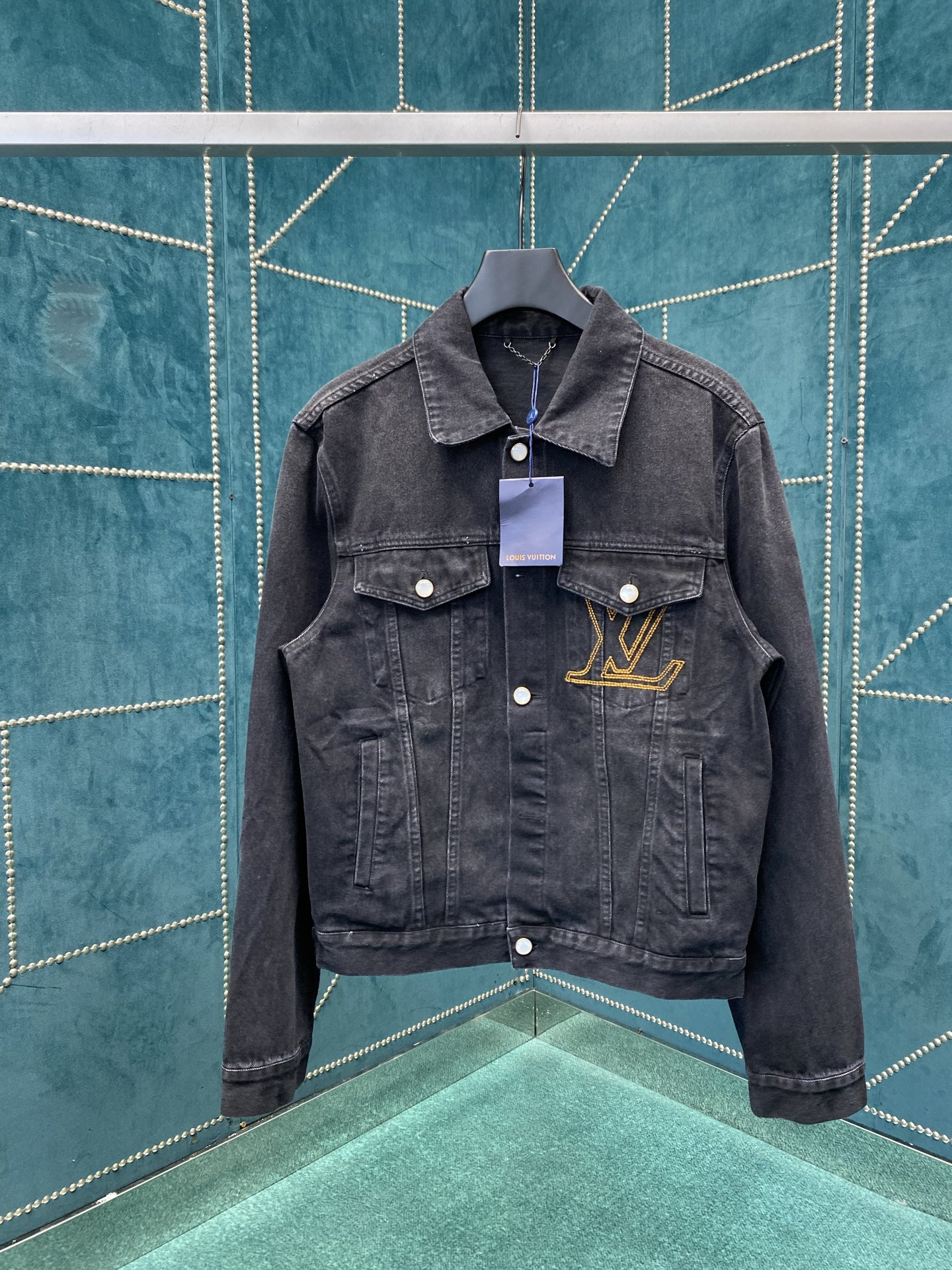 NO:527068,Donkey 25ss new LV denim truck jacket This truck jacket uses Japanese sand-washed tannin cloth, embroidered with bright thread LV letters on the chest pocket, and then imprinted the LV logo on the back nickname Damier label, ingeniously showing Louis Vuitton's exquisite craftsmanship. Pearl buttons illuminate the daily choice. Count 46.48.50.52.,,louis vuitton,louis vuitton,louis vuitton,louis vuitton,jackets & coats,alexander wang19860909驴家25ss新款LV 牛仔卡车夹克本款卡车夹克选用日本砂洗丹宁布,于胸袋之上刺绣明线 LV 字母,再为后部正绒面革 Damier 标签压印 LV 标识,匠心展现路易威登精湛工艺.珠光纽扣点亮日常之选. 码数46.48.50.52.,,louis vuitton,louis vuitton,louis vuitton,louis vuitton,jackets & coats,alexander wang,Men's clothing