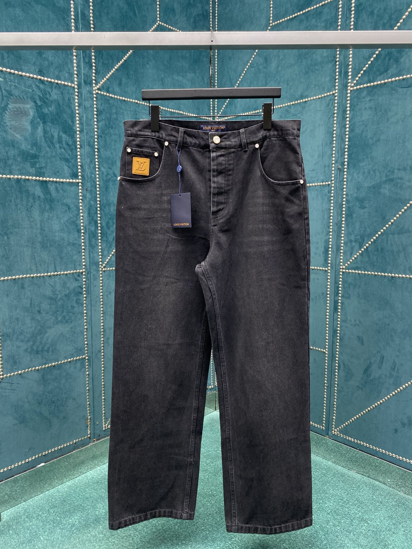 NO:527070,Donkey 25ss new skateboard jeans This skateboard jeans are made of Japanese seiko denim, which uses craftsmanship and ingenuity to interpret the classic design. The back pocket is embroidered with bright thread, and the ticket bag is embroidered with nubby leather logo patches, which can be easily matched with various shapes. The number of 29.30.31.32.,,louis vuitton,louis vuitton,louis vuitton,jeans,alexander wang19860909驴家25ss新款滑板牛仔裤本款滑板牛仔裤选用日本精工丹宁布,以匠艺巧思重释经典设计.后袋处以明线刺绣 LV 字母,票袋与腰际点缀正绒面革标识贴饰,可轻松搭配各式造型. 码数29.30.31.32.,,louis vuitton,louis vuitton,louis vuitton,jeans,alexander wang,Men's clothing