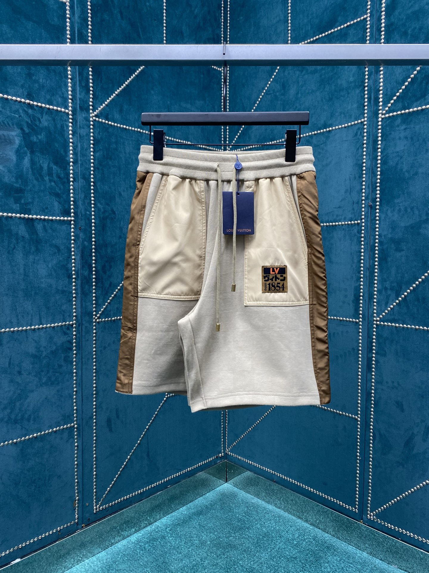 NO:527066,The new DAMIER tool shorts. This tool shorts are made of Damier blended bead floor cotton. Color blocks are embedded on both sides and patch pockets to cleverly release the dynamic atmosphere. The drawstring on the ribbed waist is equipped with metal ends, and the left pocket is embroidered with LV Japan label, indicating the cooperation with Japanese designer Nigo in the season. It is suitable for matching with the same pullover. S.M.L.XL.,,louis vuitton,louis vuitton,louis vuitton,shorts,alexander wang19860909驴家25ss新款DAMIER 工装短裤本款工装短裤选用 Damier 混纺珠地棉,在两侧和贴袋处嵌入色块,巧妙释放动感气息.罗纹腰部的抽绳配有金属端头,左侧口袋绣上 LV Japan 标签,点明当季与日本设计师 Nigo 的联袂合作.与同款套头衫搭配相宜. 码数S.M.L.XL.,,louis vuitton,louis vuitton,louis vuitton,shorts,alexander wang,Men's clothing