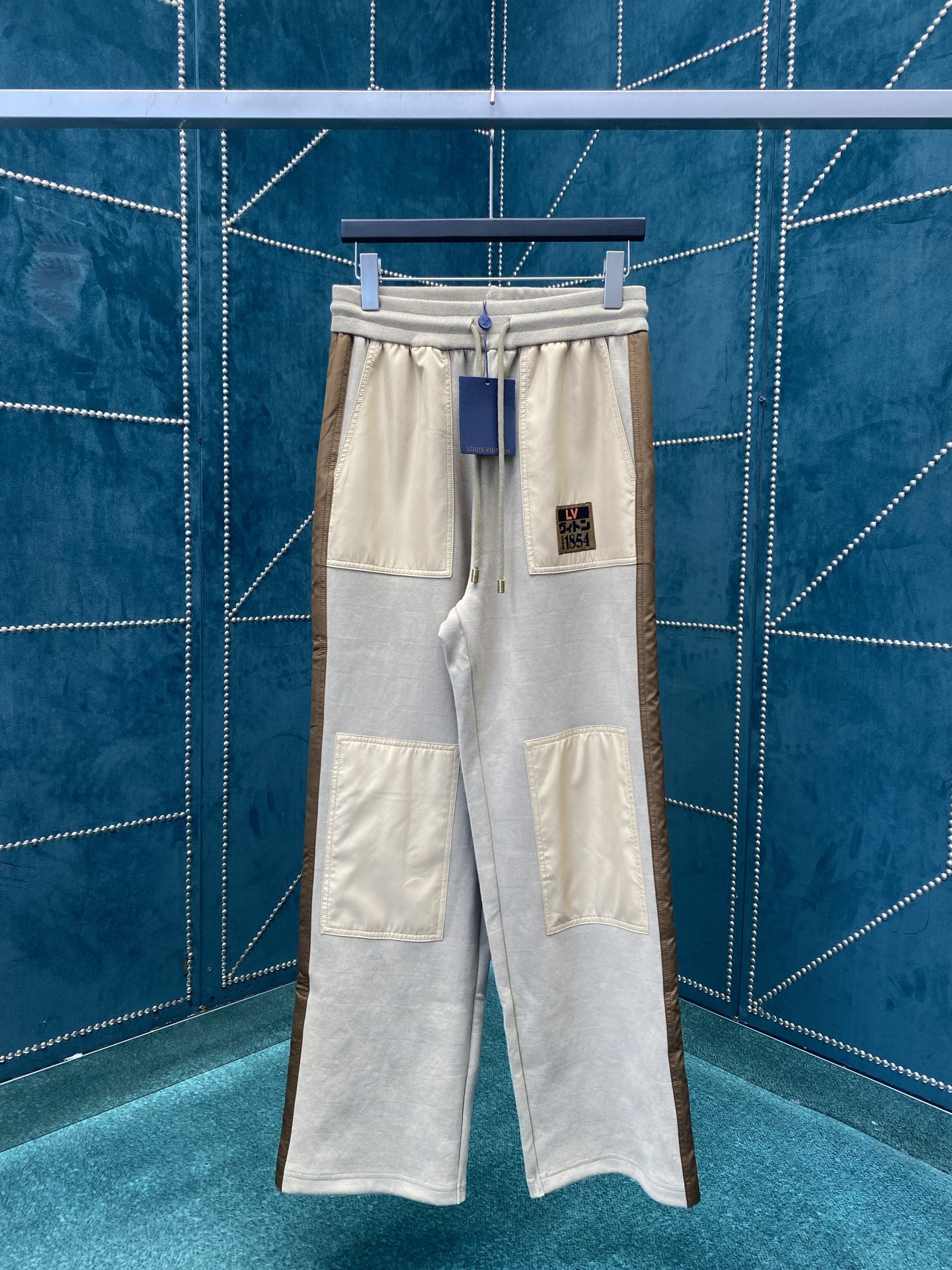 NO:527064,Donkey 25ss new DAMIER tool trousers This work trousers are made of Damier blended bead floor cotton, with color blocks embedded on both sides and patch pockets to cleverly release the dynamic atmosphere. The drawstring on the ribbed waist is equipped with metal ends, and the left pocket is embroidered with LV Japan label, indicating the cooperation with Japanese designer Nigo in the season. It is suitable for matching with the same pullover. S.M.L.XL.,,louis vuitton,louis vuitton,louis vuitton,alexander wang19860909驴家25ss新款DAMIER 工装长裤 本款工装长裤选用 Damier 混纺珠地棉,在两侧和贴袋处嵌入色块,巧妙释放动感气息.罗纹腰部的抽绳配有金属端头,左侧口袋绣上 LV Japan 标签,点明当季与日本设计师 Nigo 的联袂合作.与同款套头衫搭配相宜. 码数S.M.L.XL.,,louis vuitton,louis vuitton,louis vuitton,alexander wang,Men's clothing