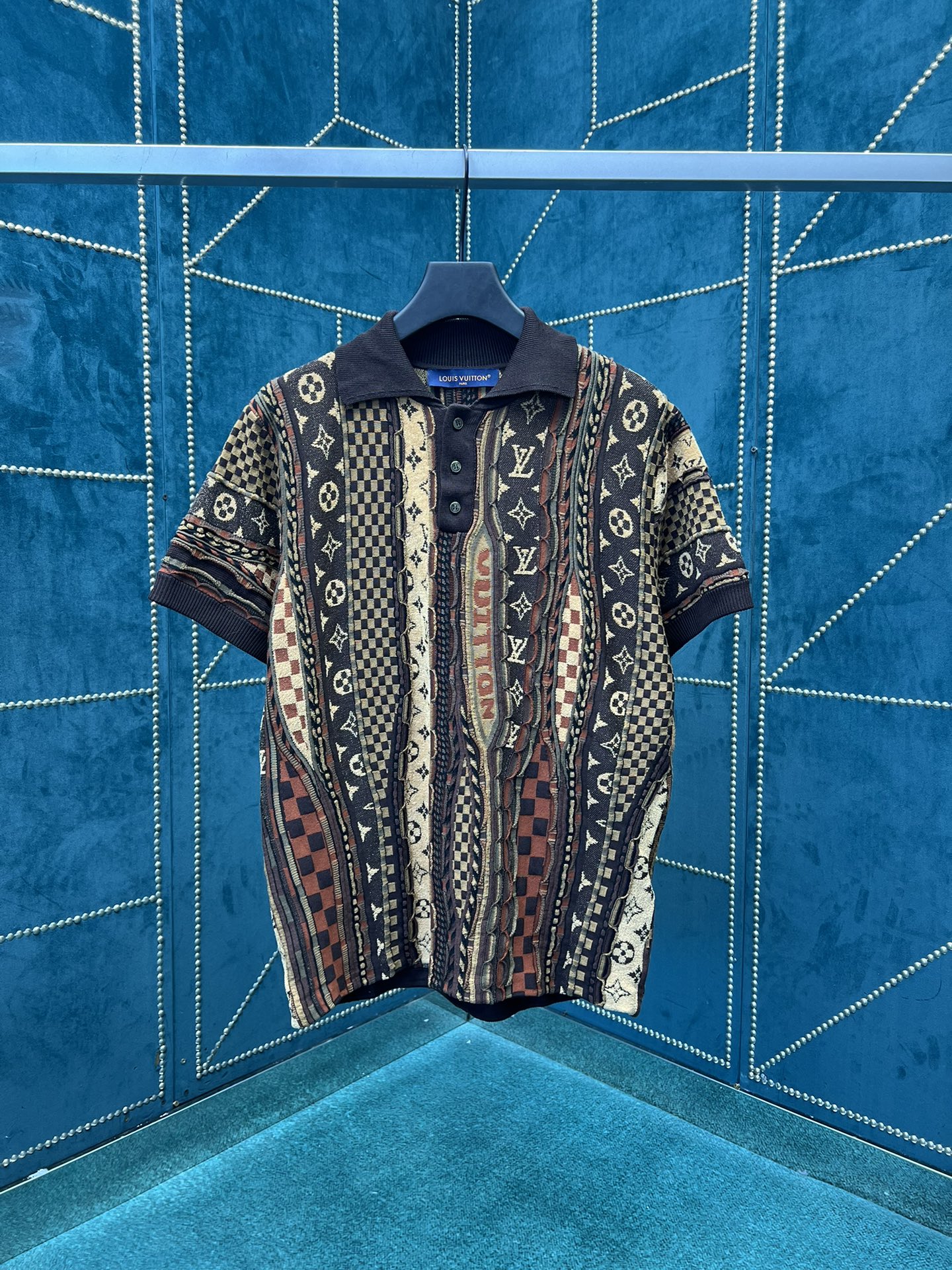 NO:528213,Donkey 25ss short-sleeved polo shirt This polo shirt pays tribute to the street fashion of the early years, depicting the brand identity with jacquard knitting technology, and attracts attention to joining the 2025 autumn and winter series jointly developed by Pharrell Williams and Nigo. The unique design adds lightweight and breathable options to the hot season. S.M.L.XL.,,louis vuitton,louis vuitton,T-shirt,alexander wang19860909驴家25ss短袖马球衫 本款马球衫致敬 年代初期的街头时尚,以提花针织工艺描绘品牌标识,瞩目加入 Pharrell Williams 和 Nigo 携手合作的 2025 秋冬系列.别致设计为炎热时节增添轻盈透气之选. 码数S.M.L.XL.,,louis vuitton,louis vuitton,T-shirt,alexander wang,Men's clothing