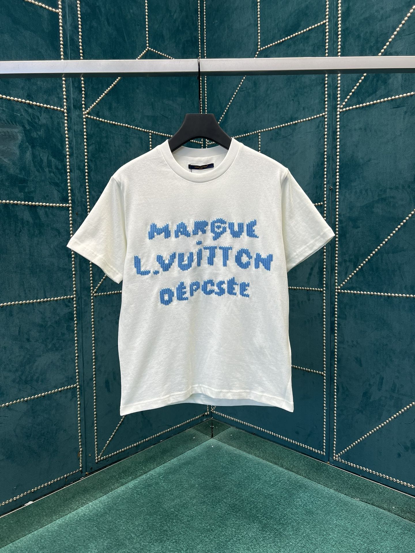 NO:528209,The new embroidered T-shirt of the cotton T-shirt is made of soft wool texture yarn, and the Marque L.Vuitton Déposée logo and LV letters are embroidered at the front and back, presenting a visual effect similar to the knitted texture. It is suitable for matching with various casual styles to show full of fun and elegant style. S.M.L.XL.,,louis vuitton,louis vuitton,louis vuitton,alexander wang19860909驴家25ss新款刺绣 T 恤本款棉质 T 恤选用柔软羊毛质感纱线,于前后分别刺绣 Marque L.Vuitton Déposée 标识和 LV 字母,呈现恰似针织肌理的视觉效果.适宜搭配各式休闲造型,彰显盎然趣味与优雅格调. 码数S.M.L.XL.,,louis vuitton,louis vuitton,louis vuitton,alexander wang,Men's clothing