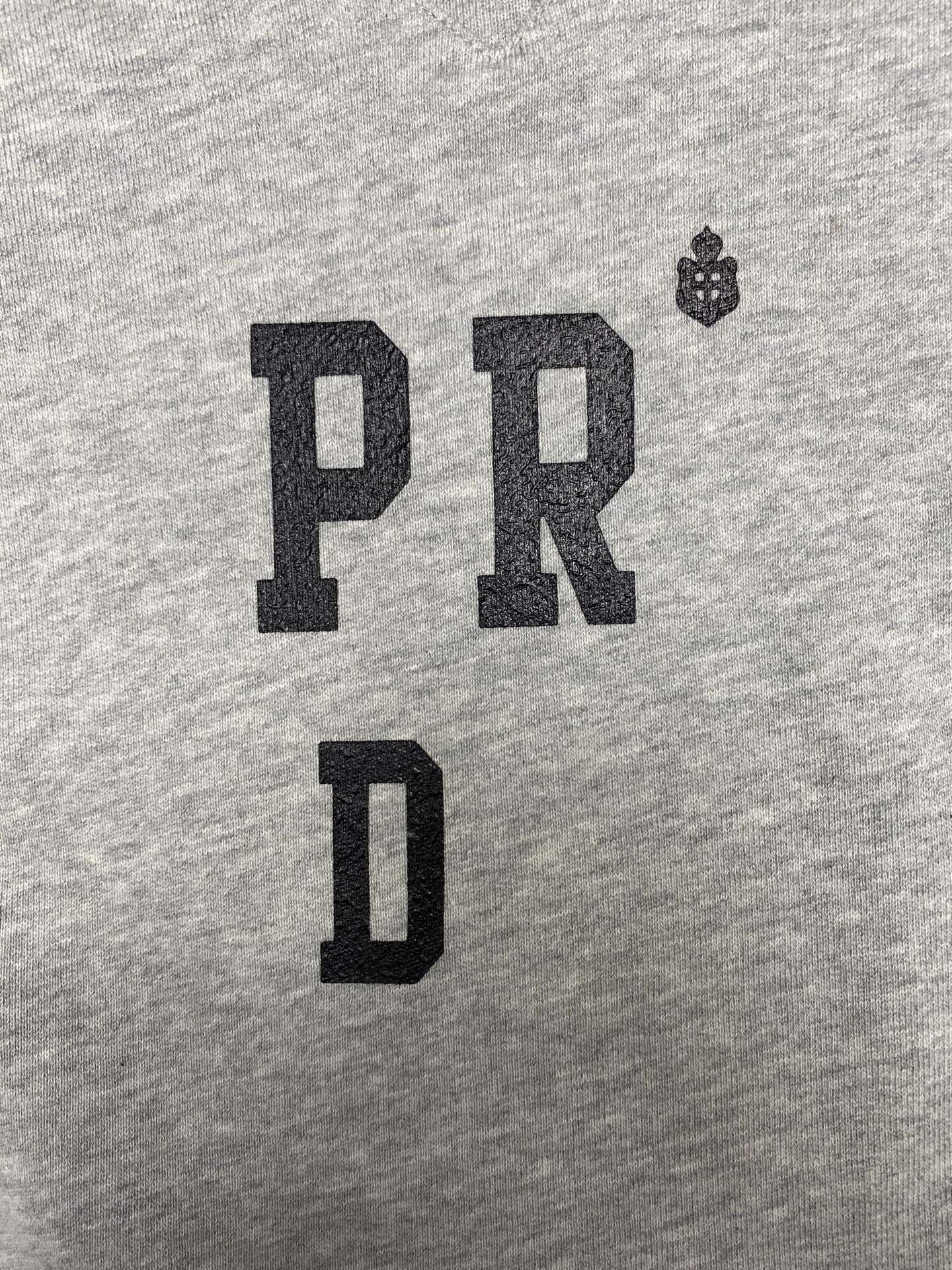 普拉达 25ss新款三角标简称字母3D立体印花棉质圆领卫衣 厚板印花相结合 呈现出立体饱满与细腻的双重质