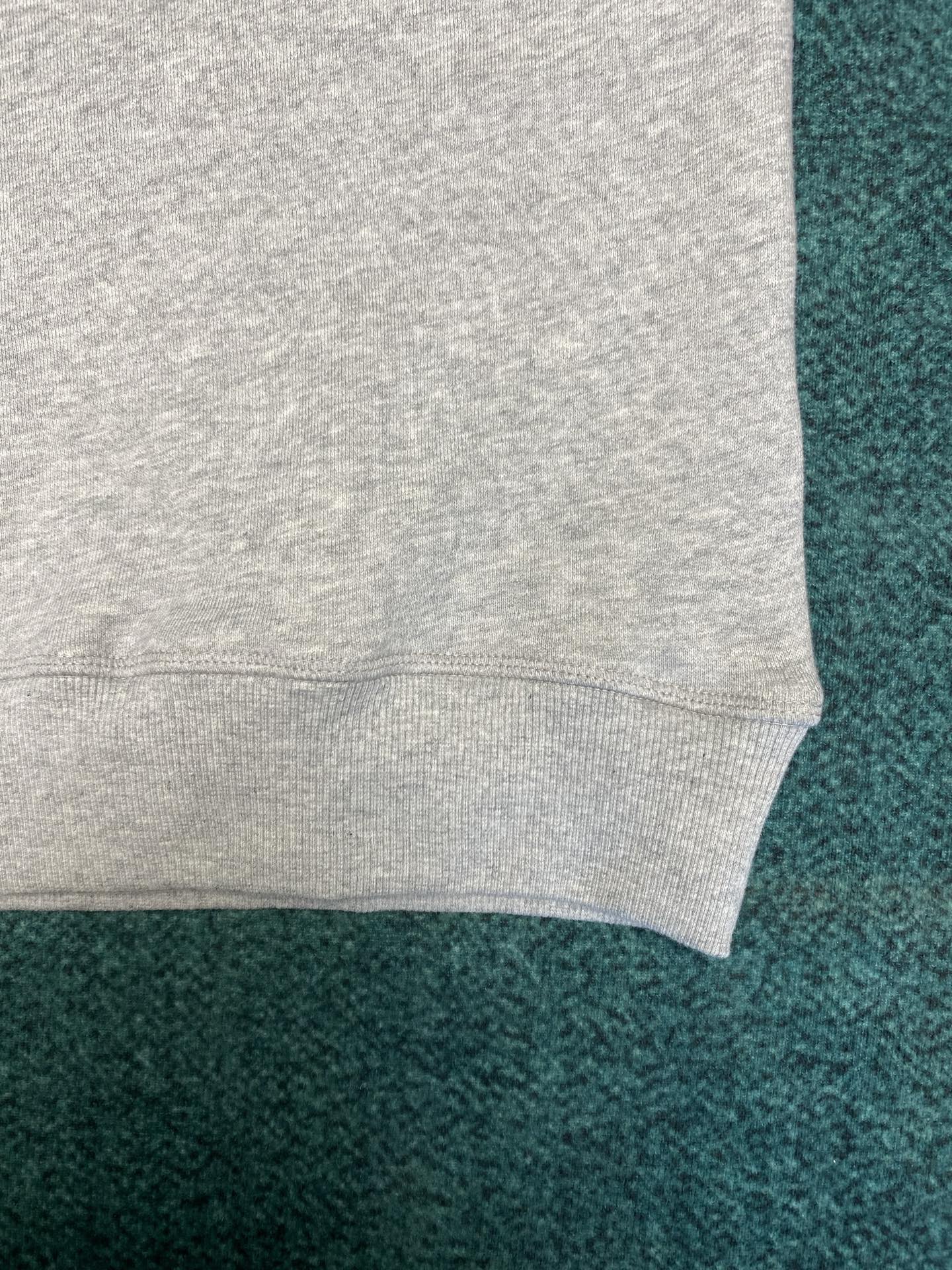 普拉达 25ss新款三角标简称字母3D立体印花棉质圆领卫衣 厚板印花相结合 呈现出立体饱满与细腻的双重质