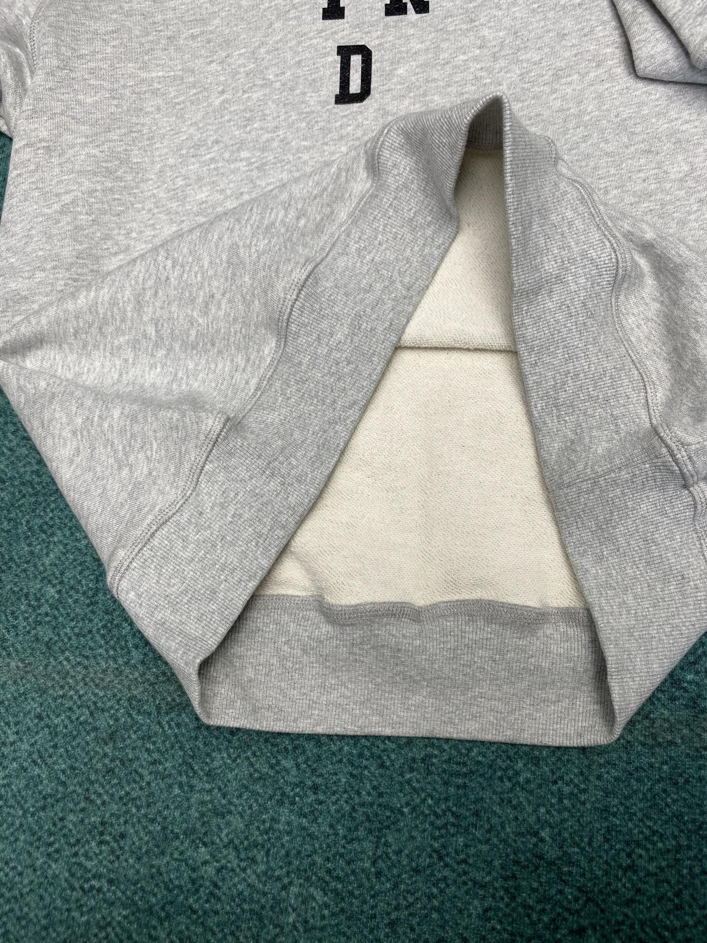 普拉达 25ss新款三角标简称字母3D立体印花棉质圆领卫衣 厚板印花相结合 呈现出立体饱满与细腻的双重质