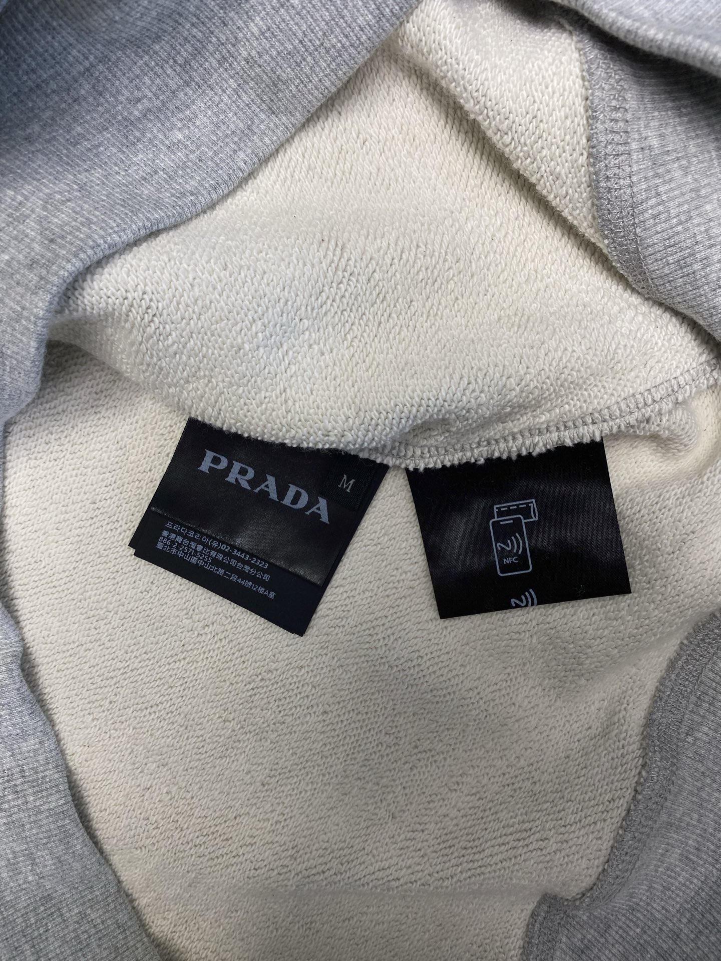 普拉达 25ss新款三角标简称字母3D立体印花棉质圆领卫衣 厚板印花相结合 呈现出立体饱满与细腻的双重质