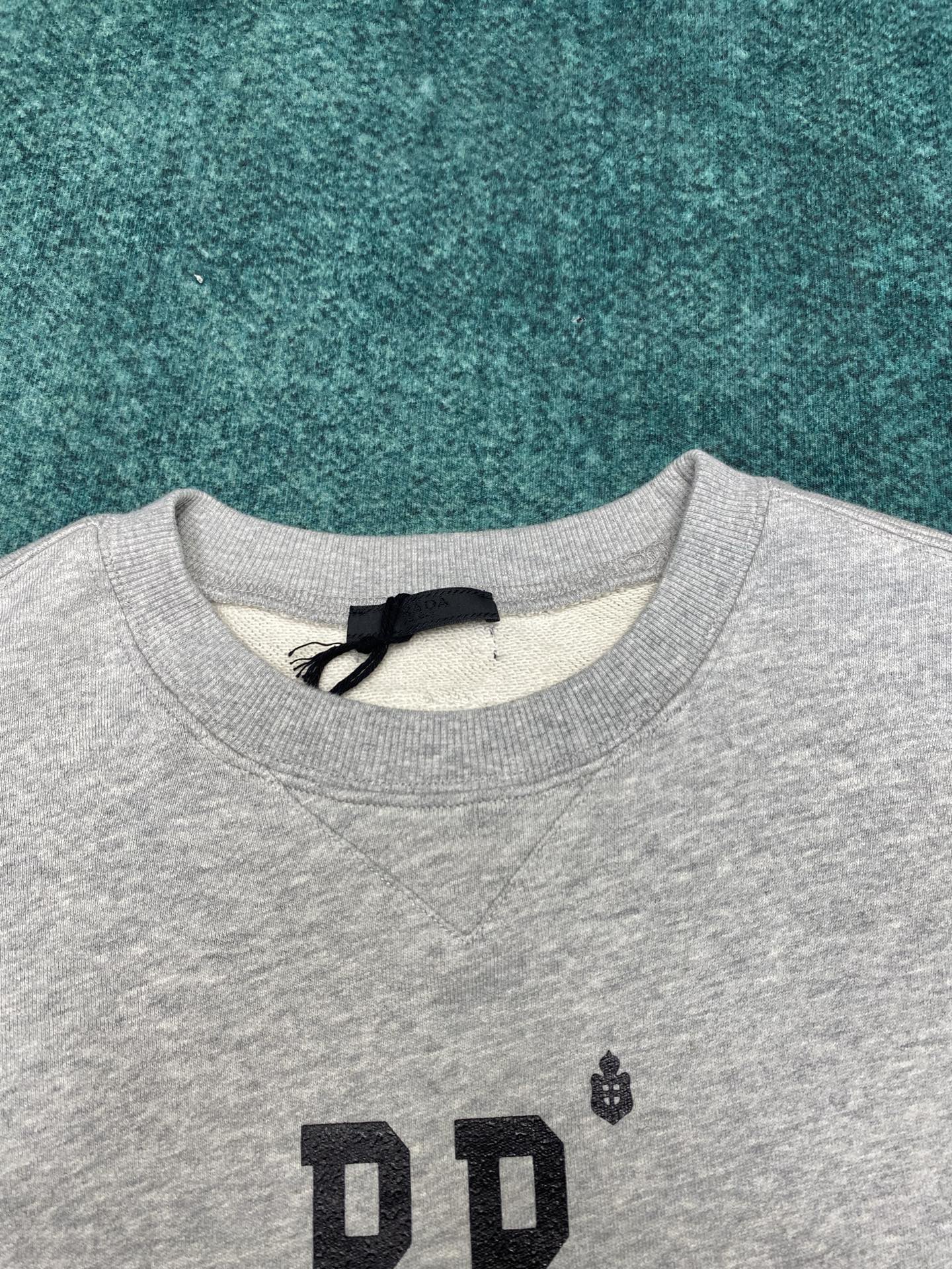 普拉达 25ss新款三角标简称字母3D立体印花棉质圆领卫衣 厚板印花相结合 呈现出立体饱满与细腻的双重质