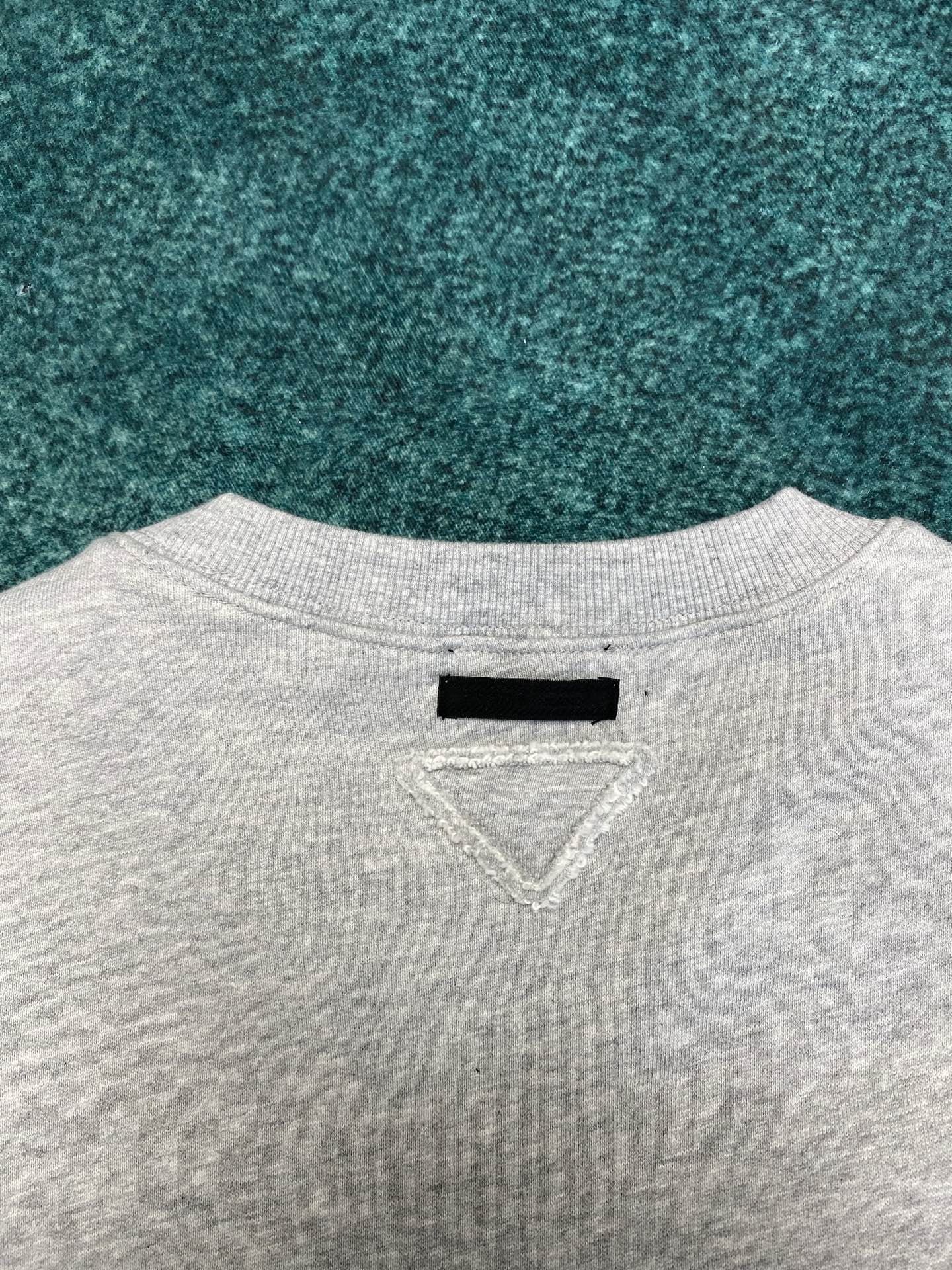 普拉达 25ss新款三角标简称字母3D立体印花棉质圆领卫衣 厚板印花相结合 呈现出立体饱满与细腻的双重质