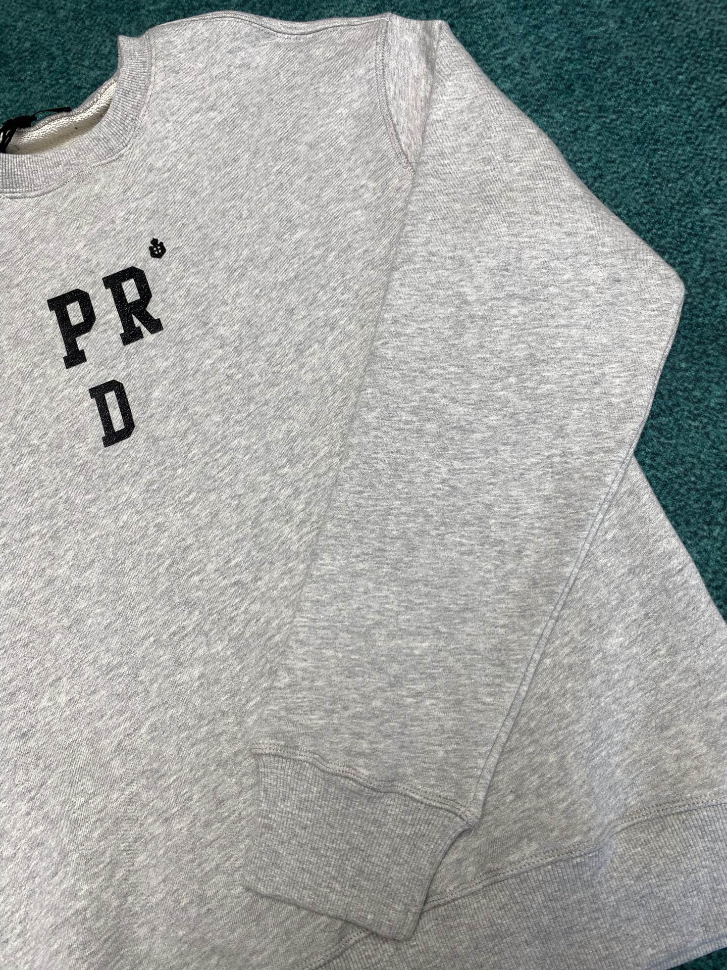 普拉达 25ss新款三角标简称字母3D立体印花棉质圆领卫衣 厚板印花相结合 呈现出立体饱满与细腻的双重质