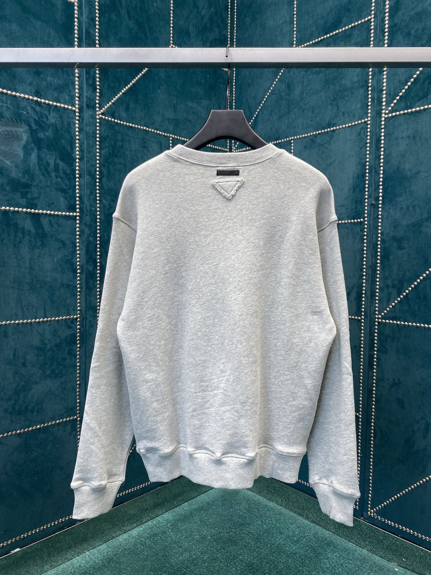 普拉达 25ss新款三角标简称字母3D立体印花棉质圆领卫衣 厚板印花相结合 呈现出立体饱满与细腻的双重质