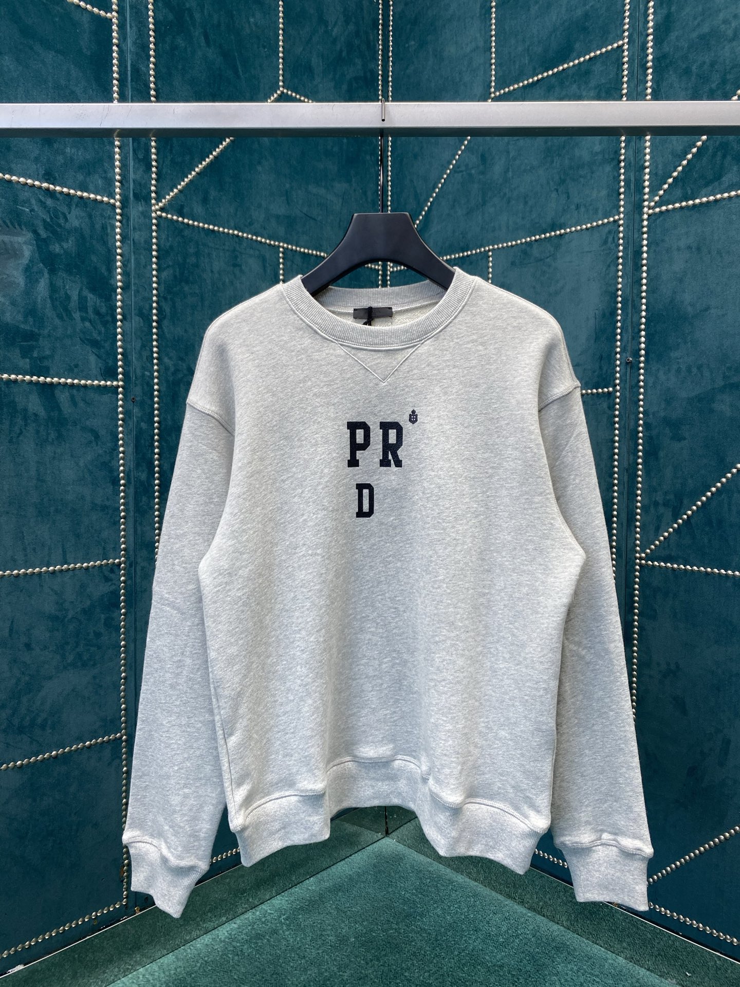 NO:571420,Prada 25ss new triangle logo abbreviation letter 3D three-dimensional printed cotton round neck sweatshirt. The combination of thick plate printing presents a three-dimensional full and delicate dual texture. Size S.M.L.XL.,, prada, hoodie, sweatshirts, alexander wang19860909普拉达25ss新款三角标简称字母3D立体印花棉质圆领卫衣 厚板印花相结合 呈现出立体饱满与细腻的双重质感 码数S.M.L.XL.,,prada,hoodie,sweatshirts,alexander wang,Men's clothing