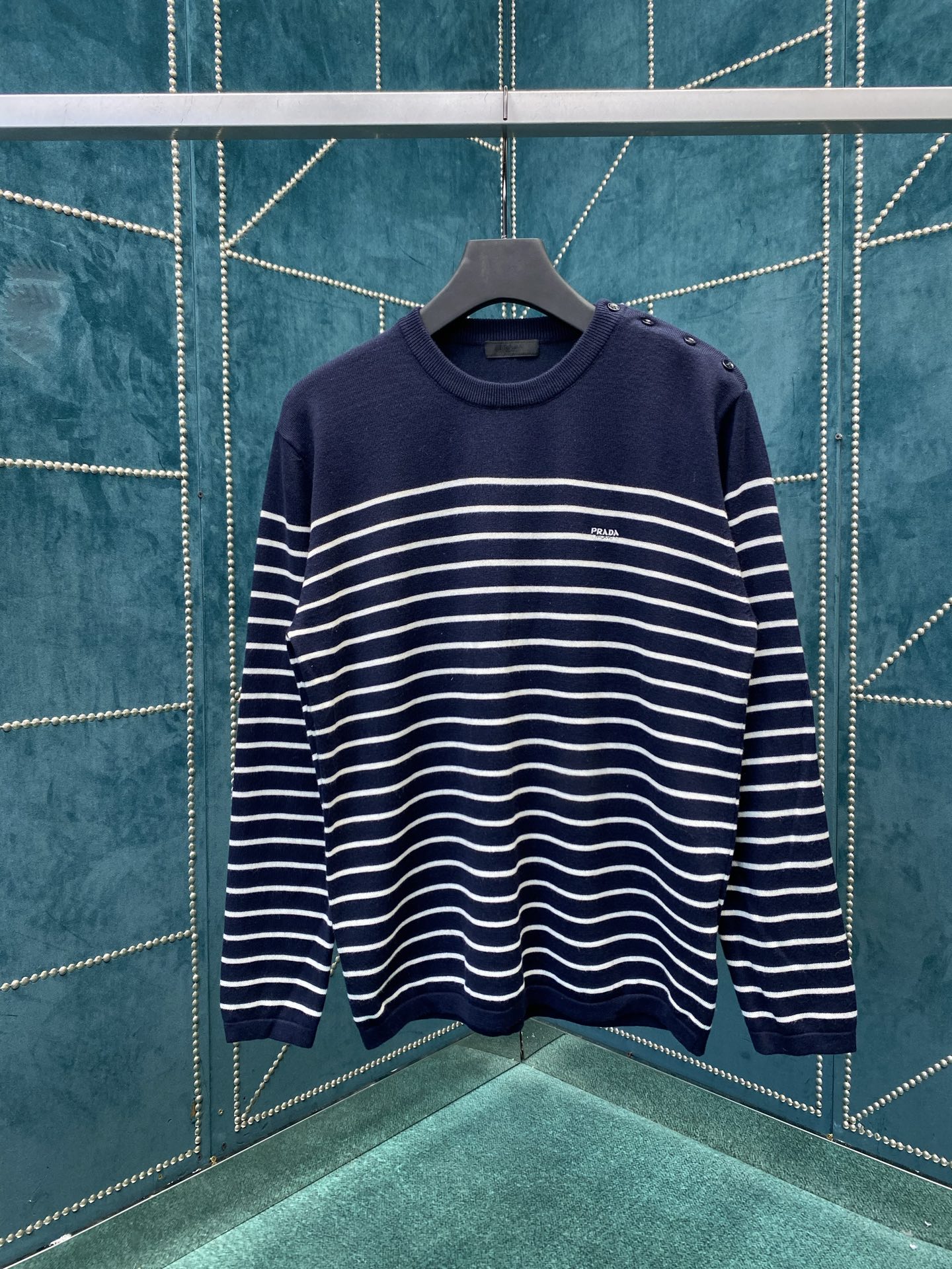 NO:570118,Prada 25ss new striped wool round-neck sweater has slender lines and rigorous balance. The three-button side opening breaks the symmetry in an unexpected way. Size S.M.L.XL.XXL.,,prada,sweaters,alexander wang19860909普拉达25ss新款条纹羊毛圆领毛衣修长线条,严谨平衡.三粒钮扣侧开合以意想不到的方式打破对称. 码数S.M.L.XL.XXL.,,prada,sweaters,alexander wang,Men's clothing