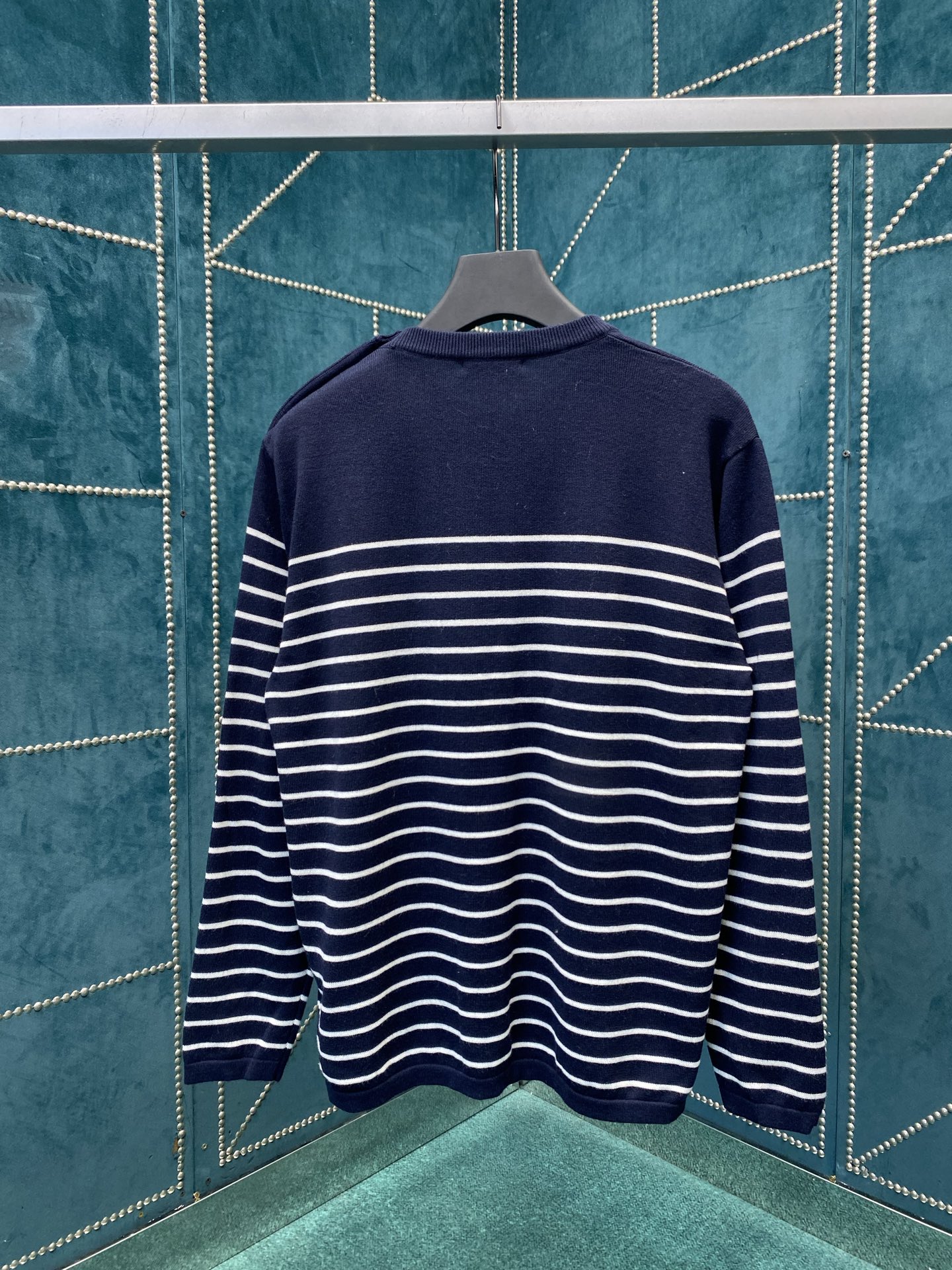 普拉达 25ss新款条纹羊毛圆领毛衣修长线条，严谨平衡。三粒钮扣侧开合以意想不到的方式打破对称。码数：S