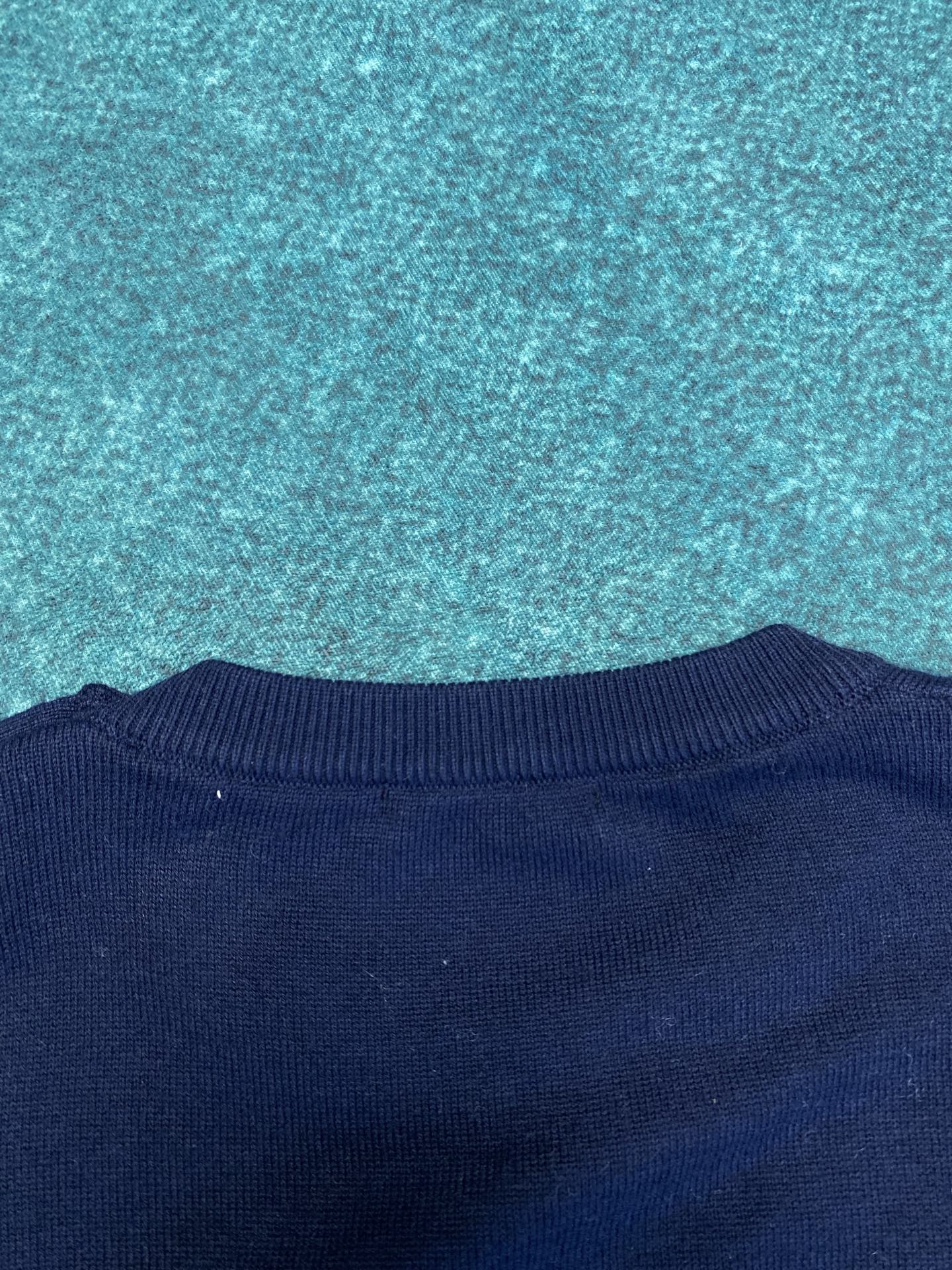 普拉达 25ss新款条纹羊毛圆领毛衣修长线条，严谨平衡。三粒钮扣侧开合以意想不到的方式打破对称。码数：S