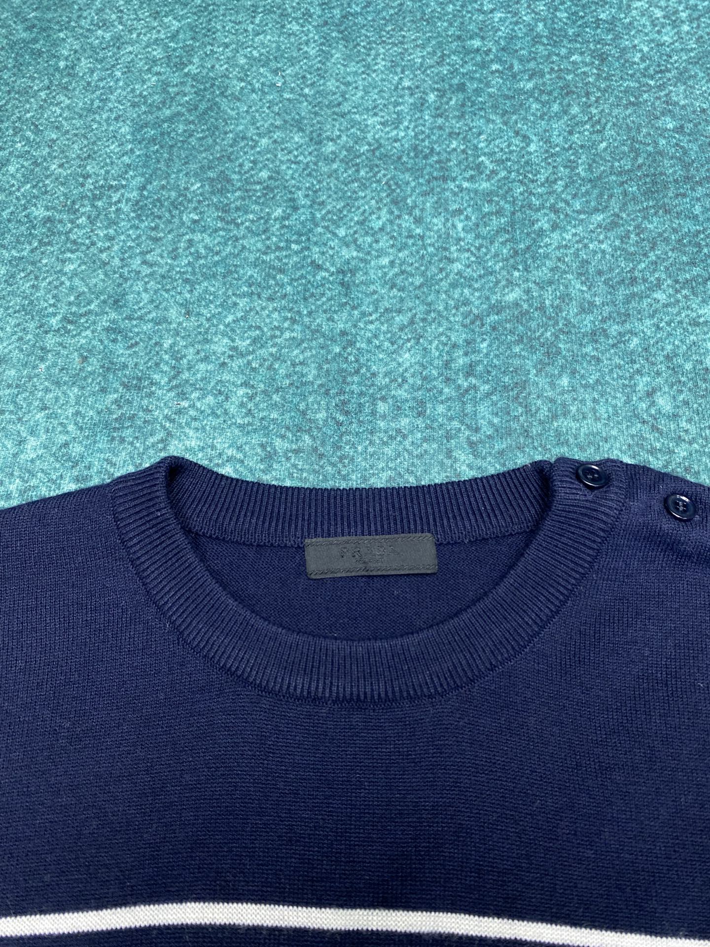 普拉达 25ss新款条纹羊毛圆领毛衣修长线条，严谨平衡。三粒钮扣侧开合以意想不到的方式打破对称。码数：S