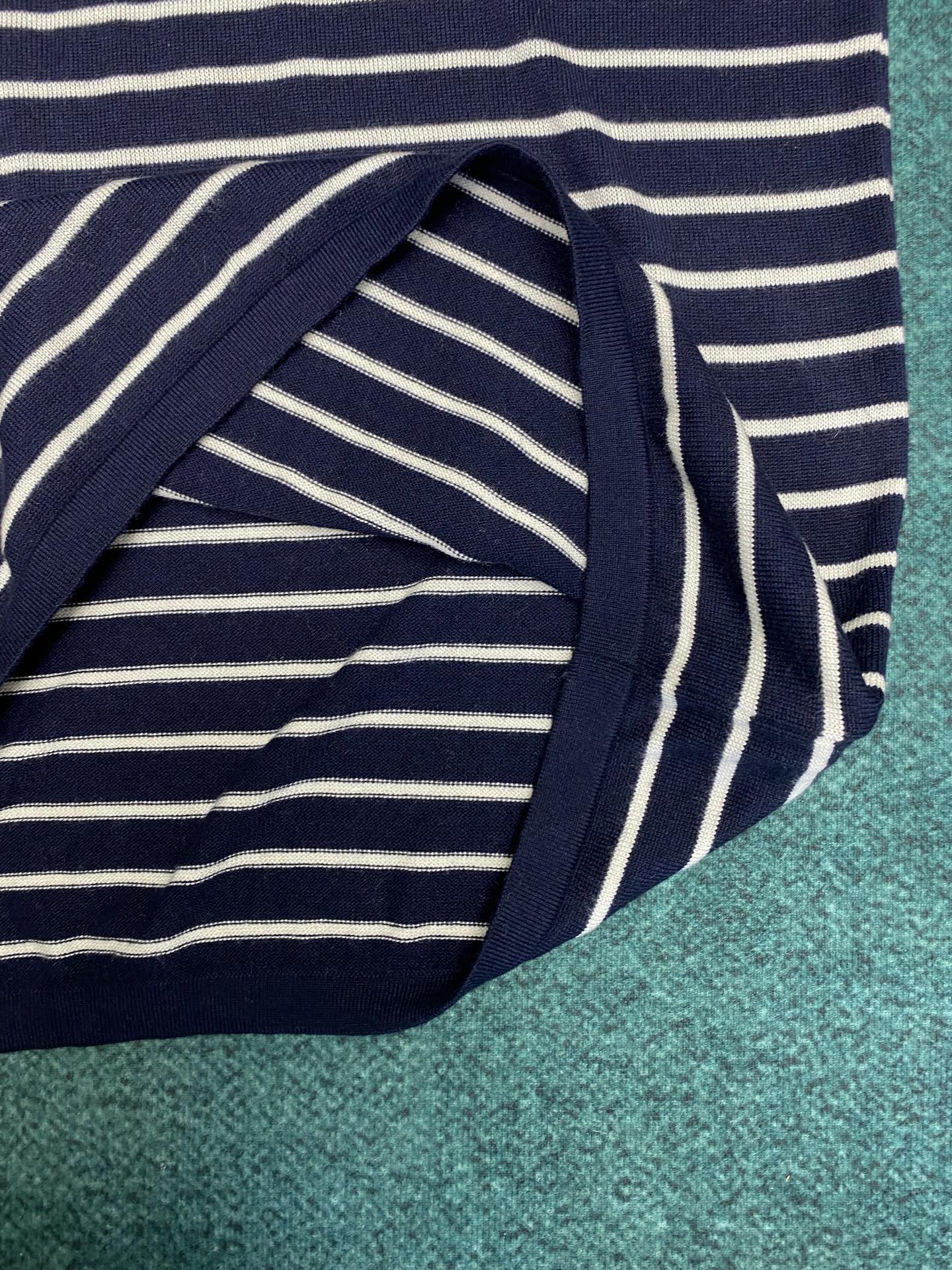 普拉达 25ss新款条纹羊毛圆领毛衣修长线条，严谨平衡。三粒钮扣侧开合以意想不到的方式打破对称。码数：S