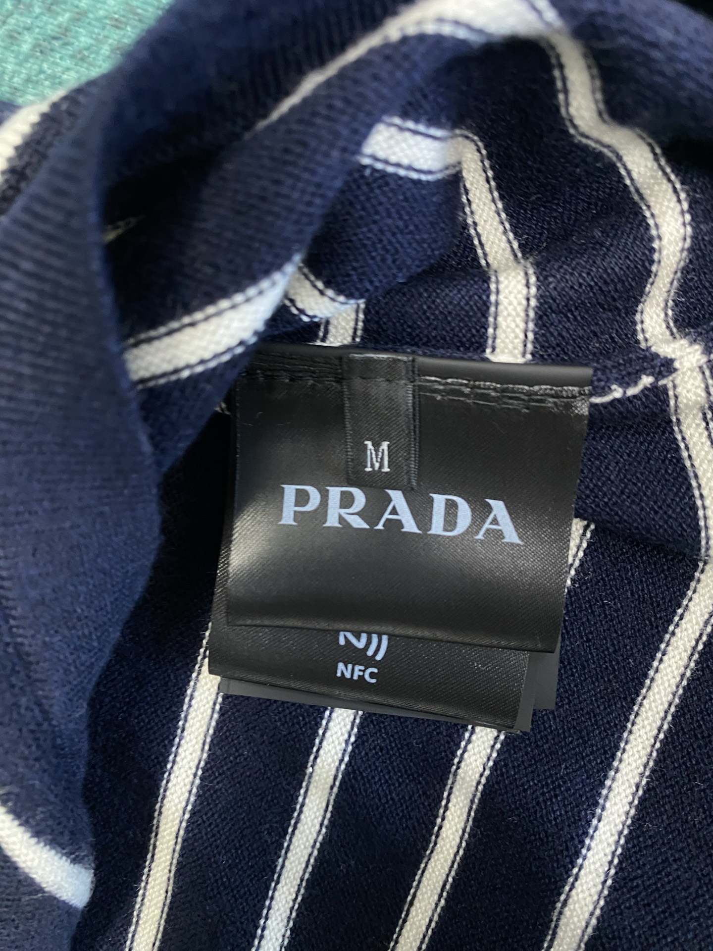 普拉达 25ss新款条纹羊毛圆领毛衣修长线条，严谨平衡。三粒钮扣侧开合以意想不到的方式打破对称。码数：S