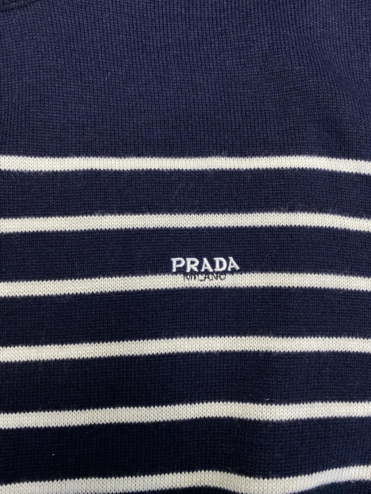 普拉达 25ss新款条纹羊毛圆领毛衣修长线条，严谨平衡。三粒钮扣侧开合以意想不到的方式打破对称。码数：S