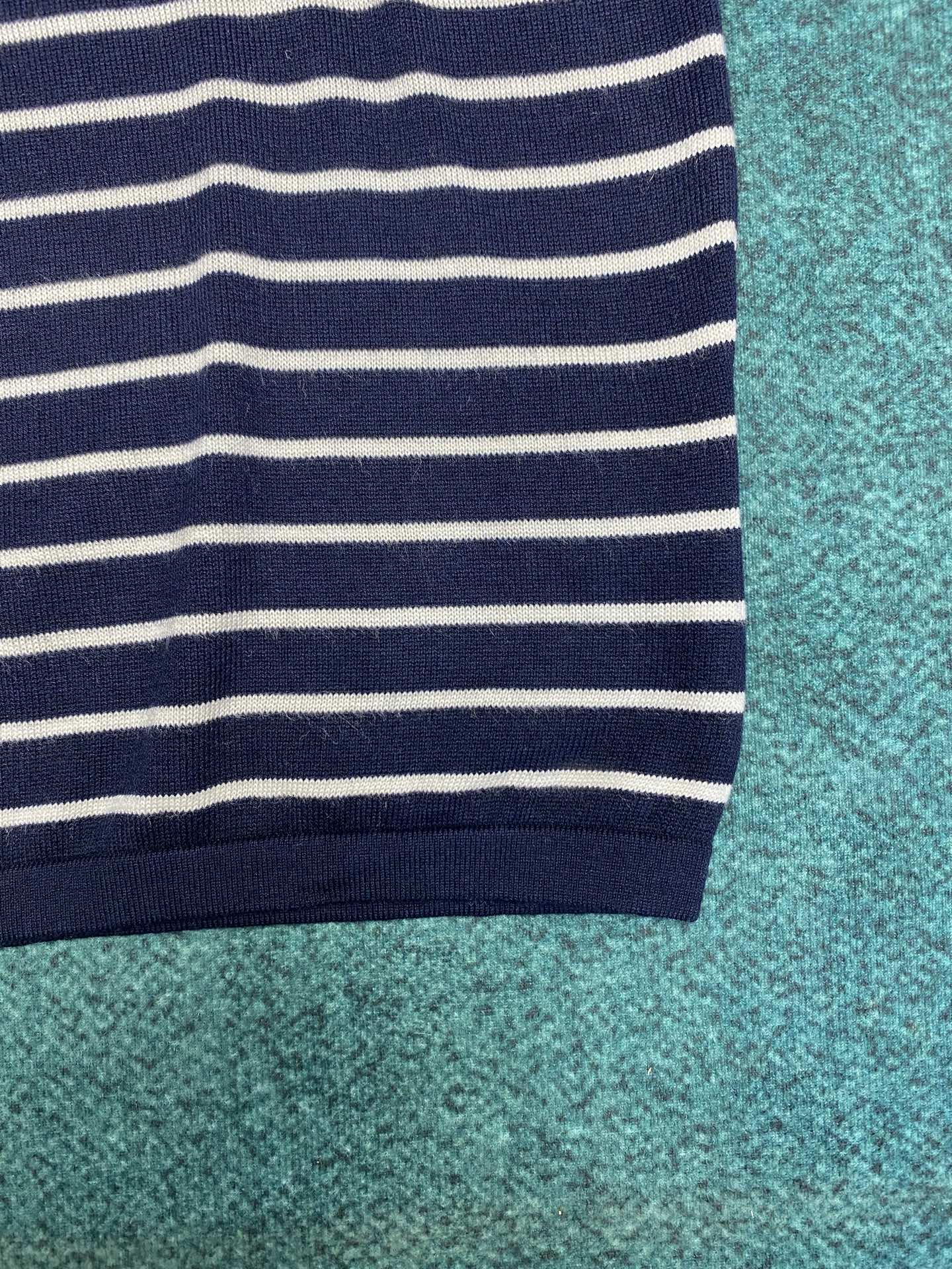 普拉达 25ss新款条纹羊毛圆领毛衣修长线条，严谨平衡。三粒钮扣侧开合以意想不到的方式打破对称。码数：S