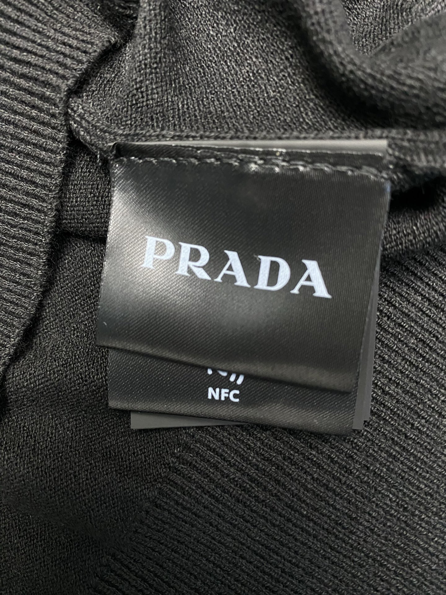 普拉达 25ss新款长袖羊毛Polo毛衣这款Polo毛衣是衣橱中的经典单品，造型细致，运动风格优雅，采用