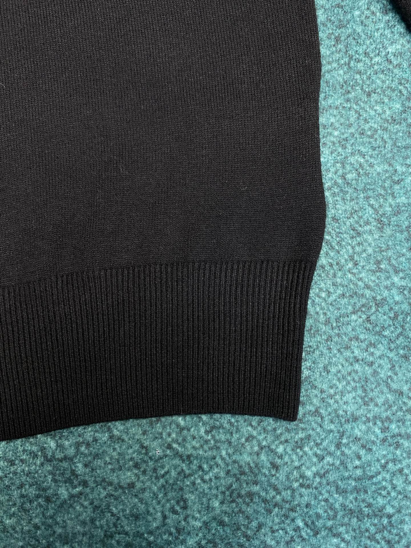 普拉达 25ss新款长袖羊毛Polo毛衣这款Polo毛衣是衣橱中的经典单品，造型细致，运动风格优雅，采用